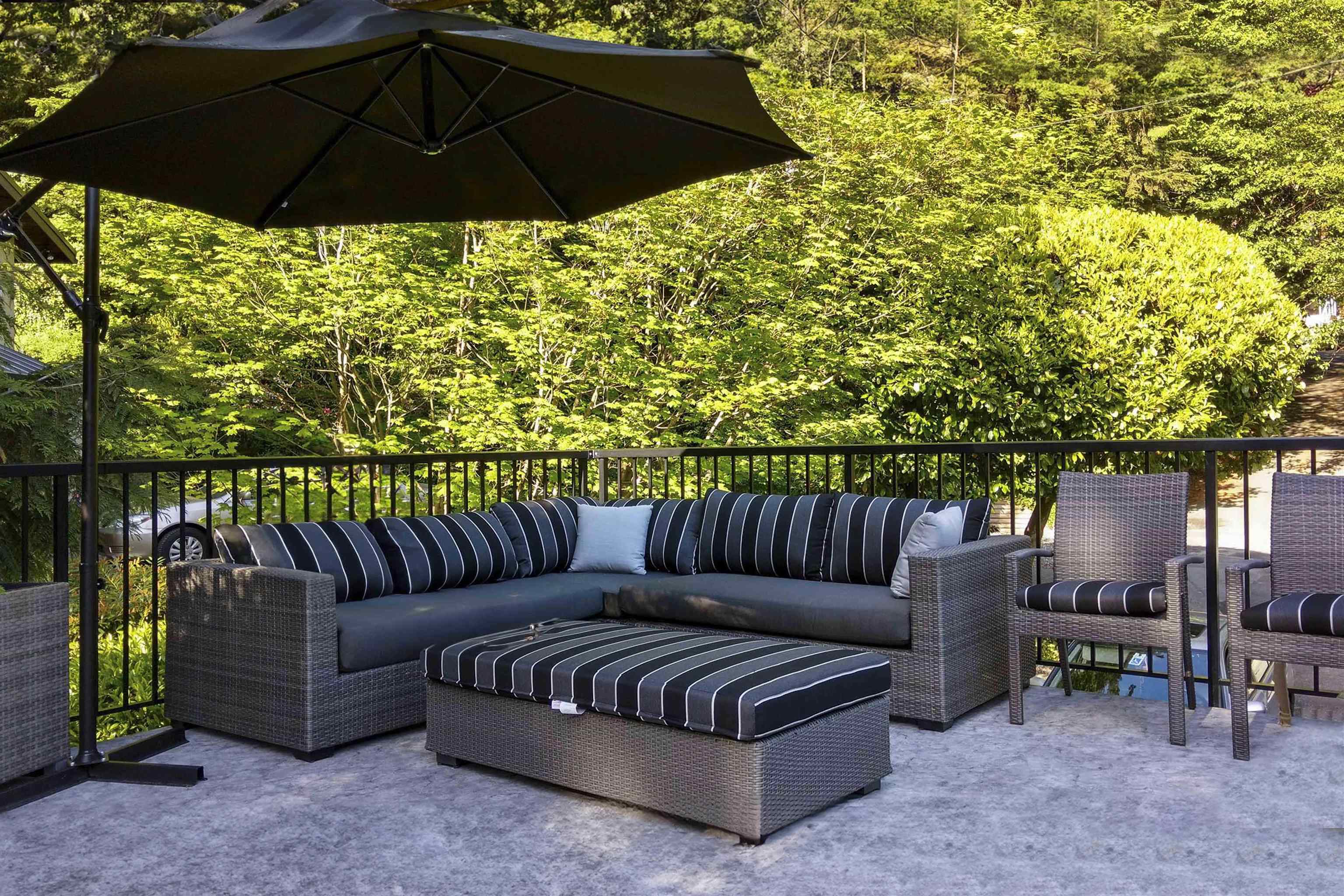 Listing image of 4233 CAPILANO ROAD