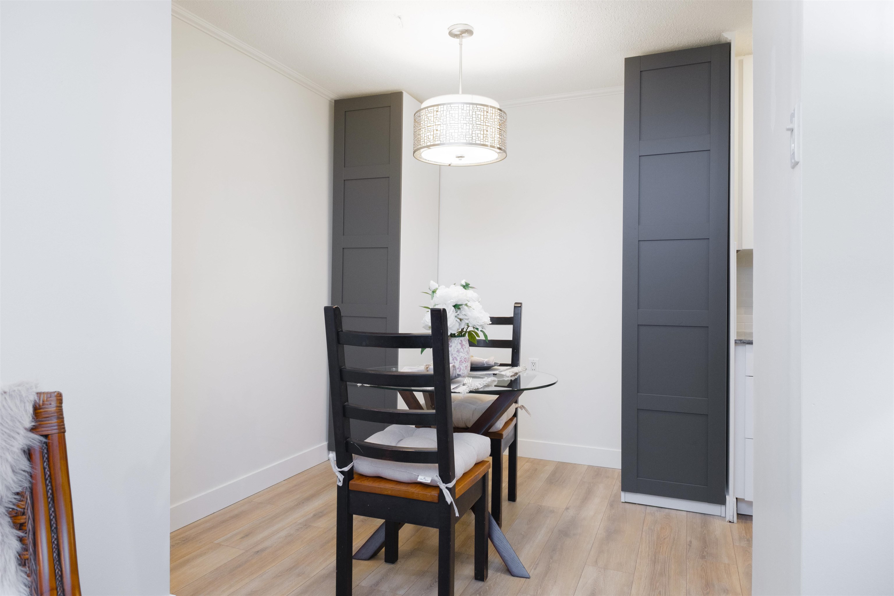 Listing image of 207 1610 CHESTERFIELD AVENUE