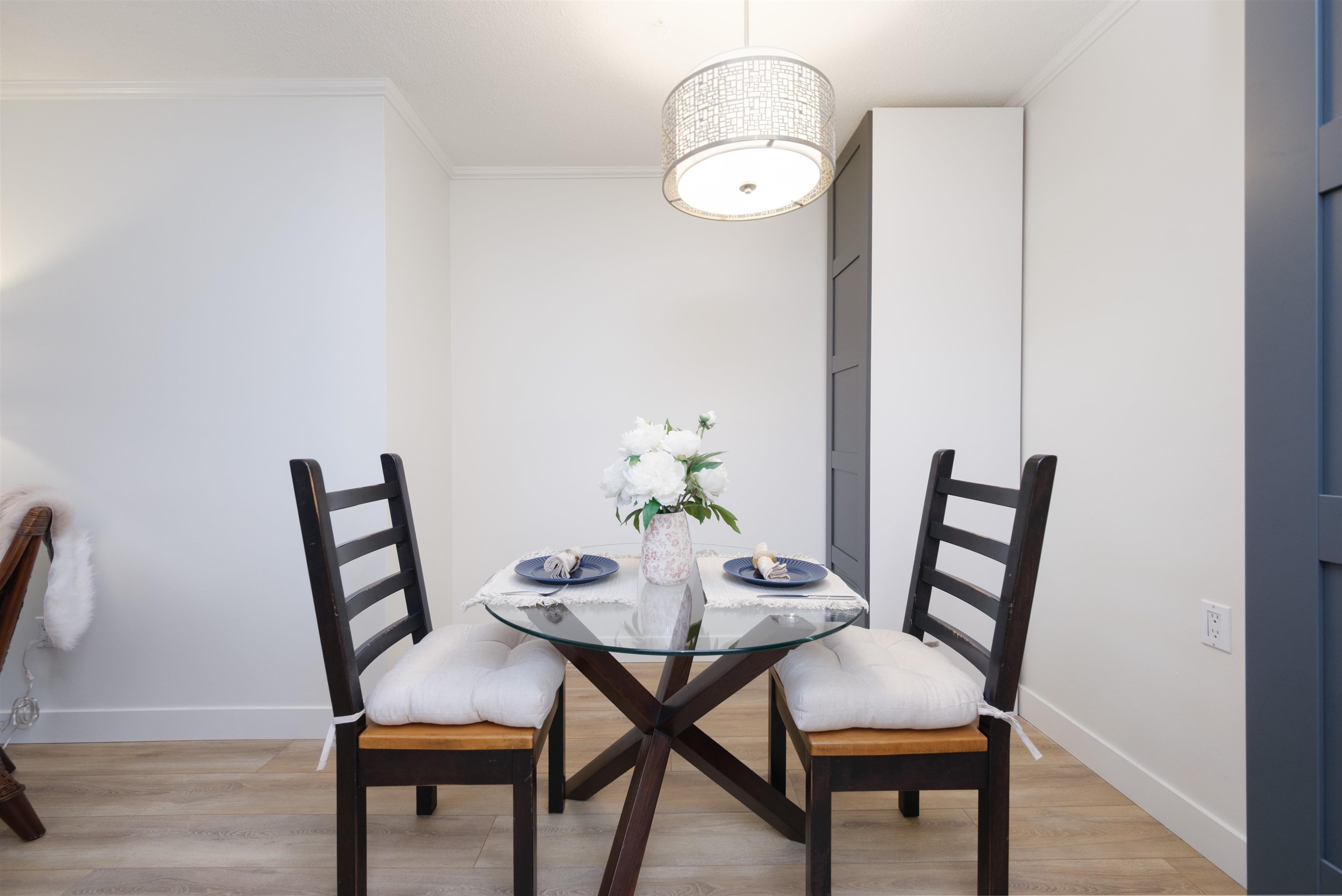 Listing image of 207 1610 CHESTERFIELD AVENUE