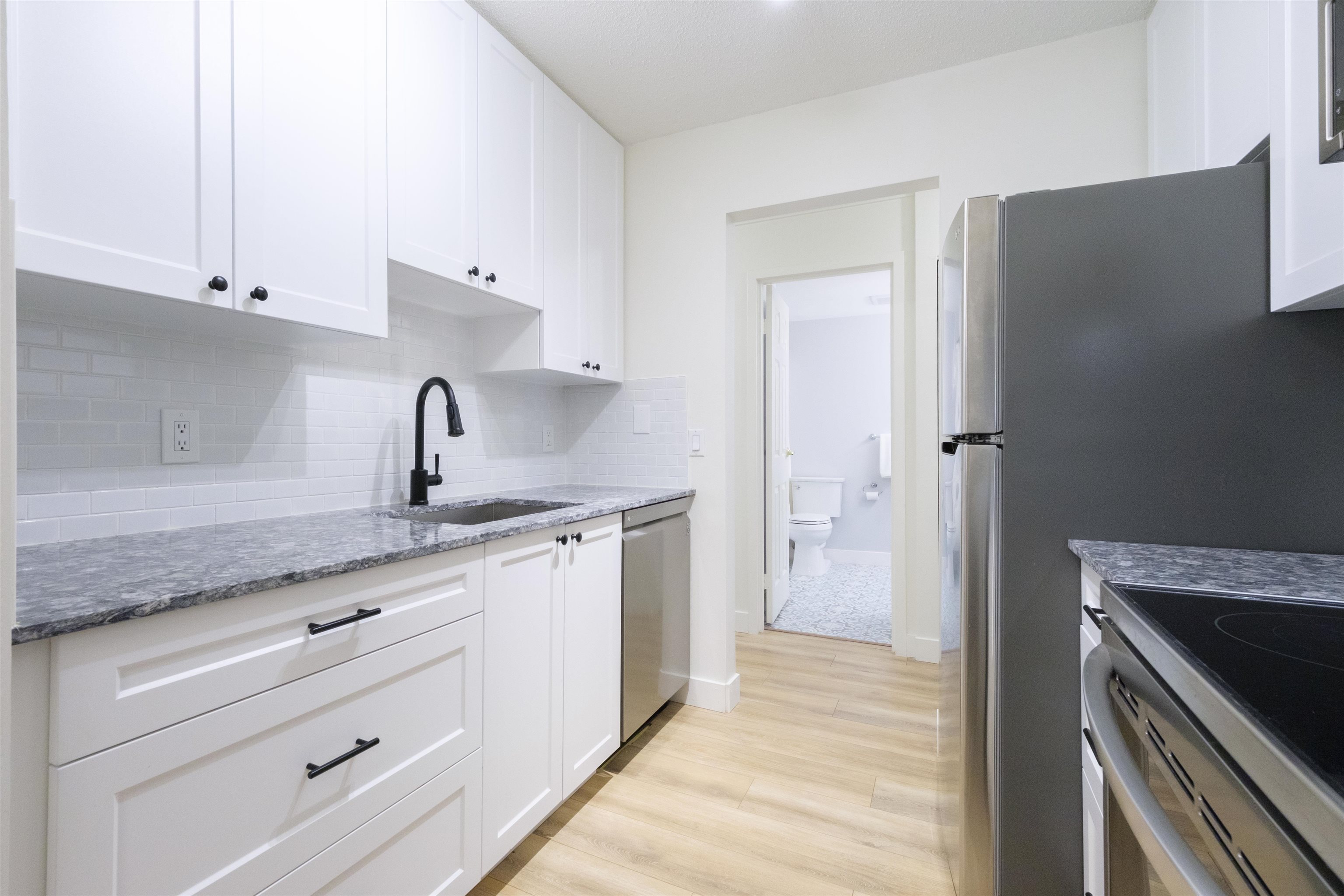 Listing image of 207 1610 CHESTERFIELD AVENUE