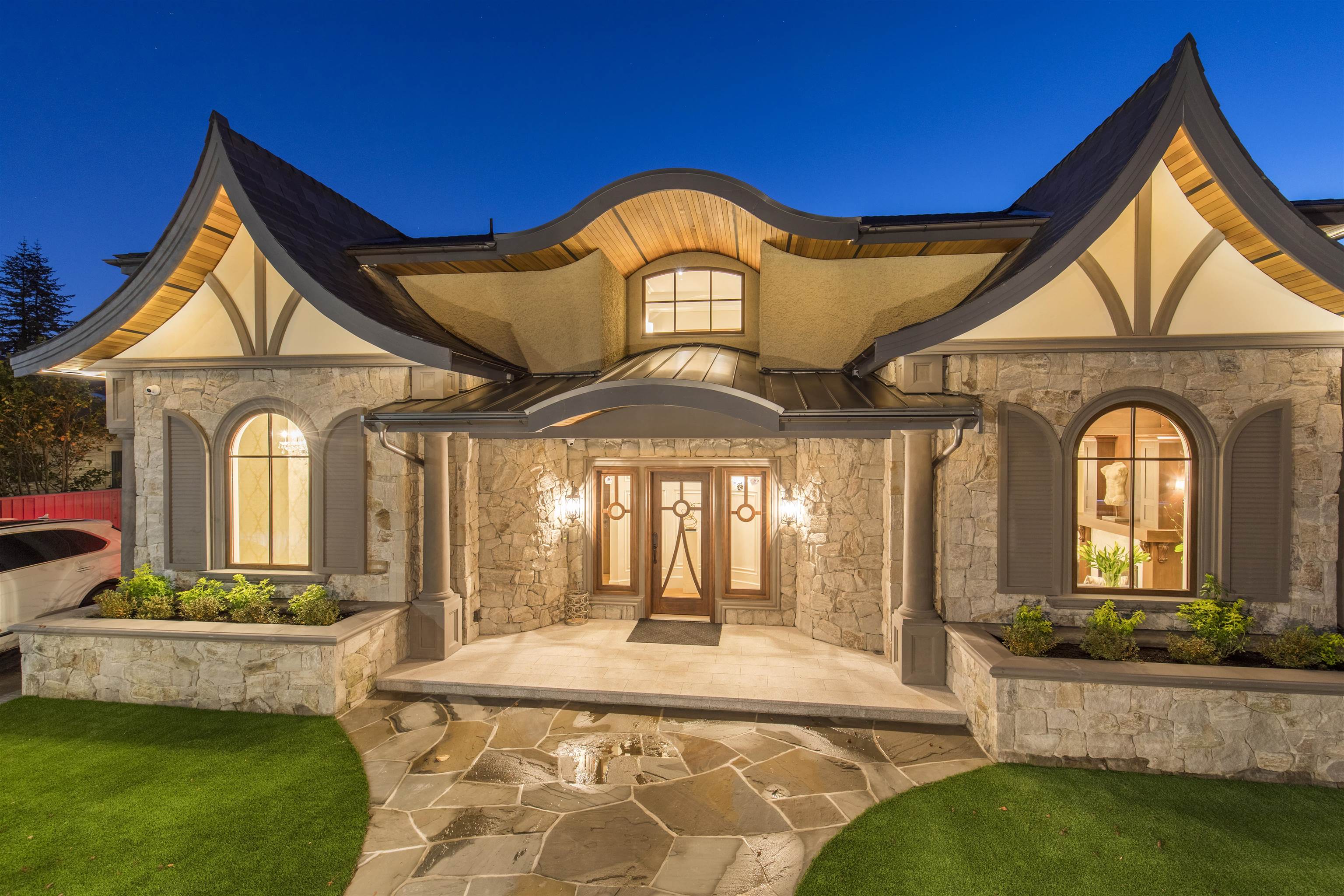 Listing image of 2809 EDGEMONT BOULEVARD
