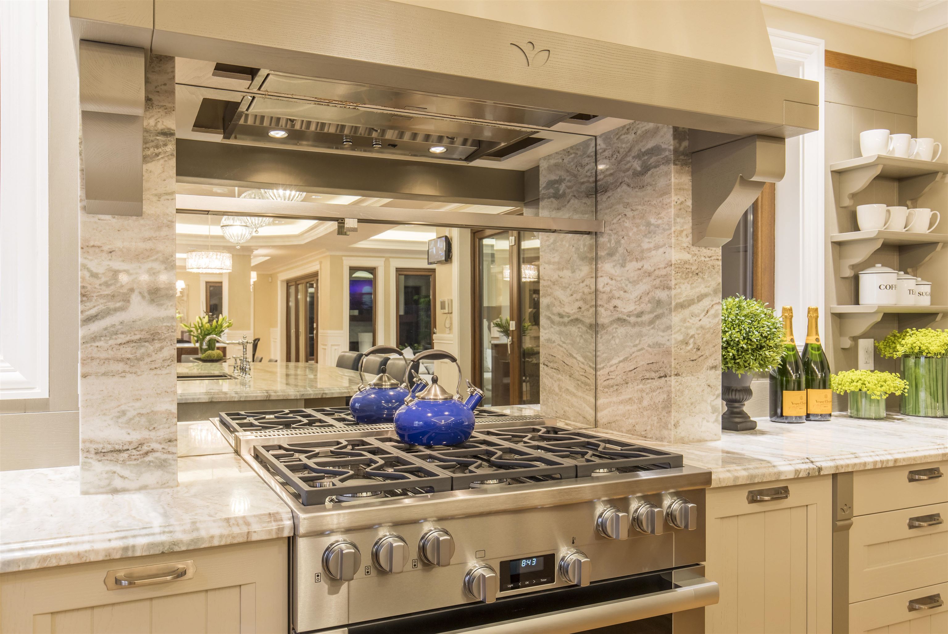 Listing image of 2809 EDGEMONT BOULEVARD