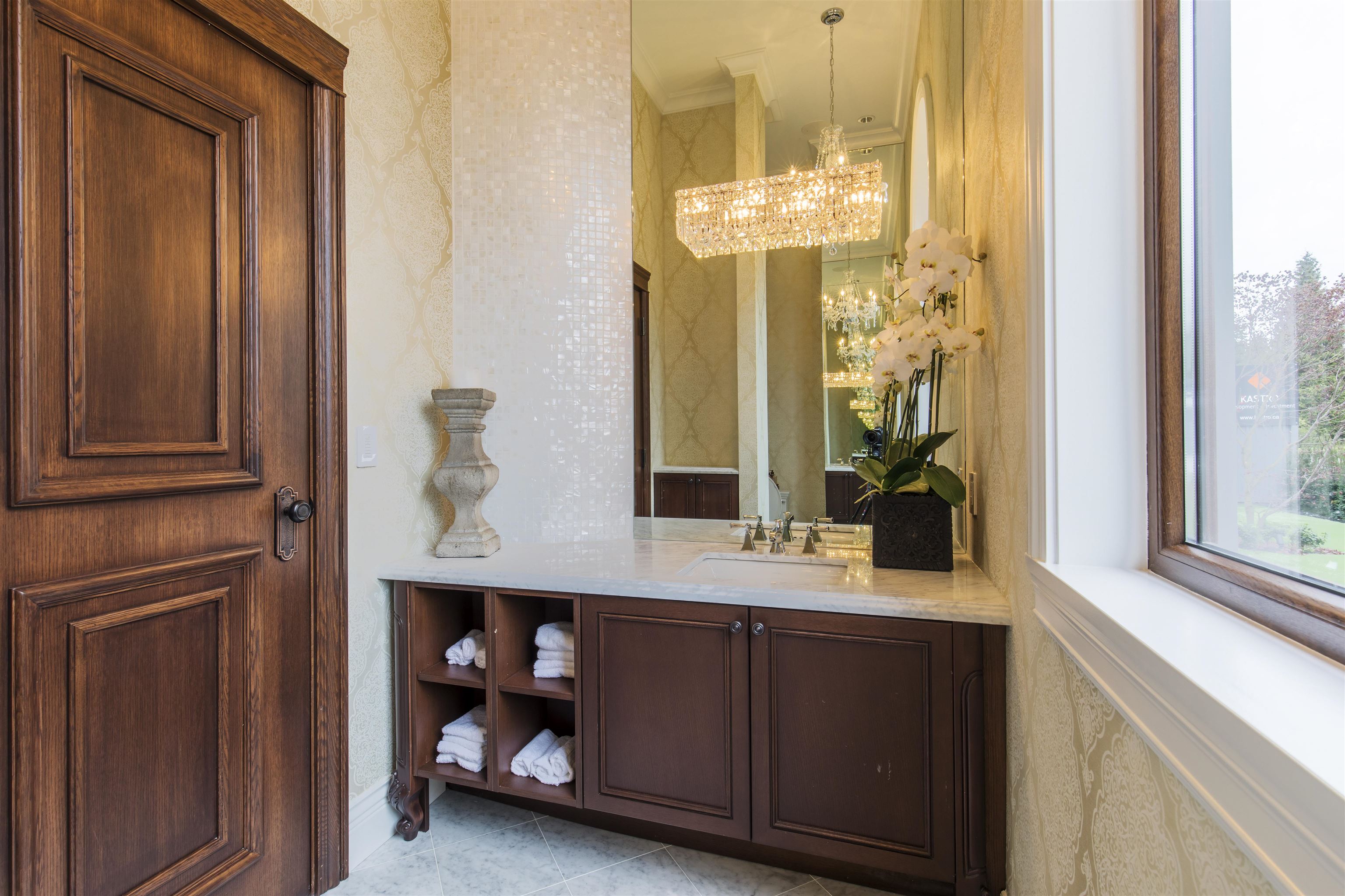 Listing image of 2809 EDGEMONT BOULEVARD