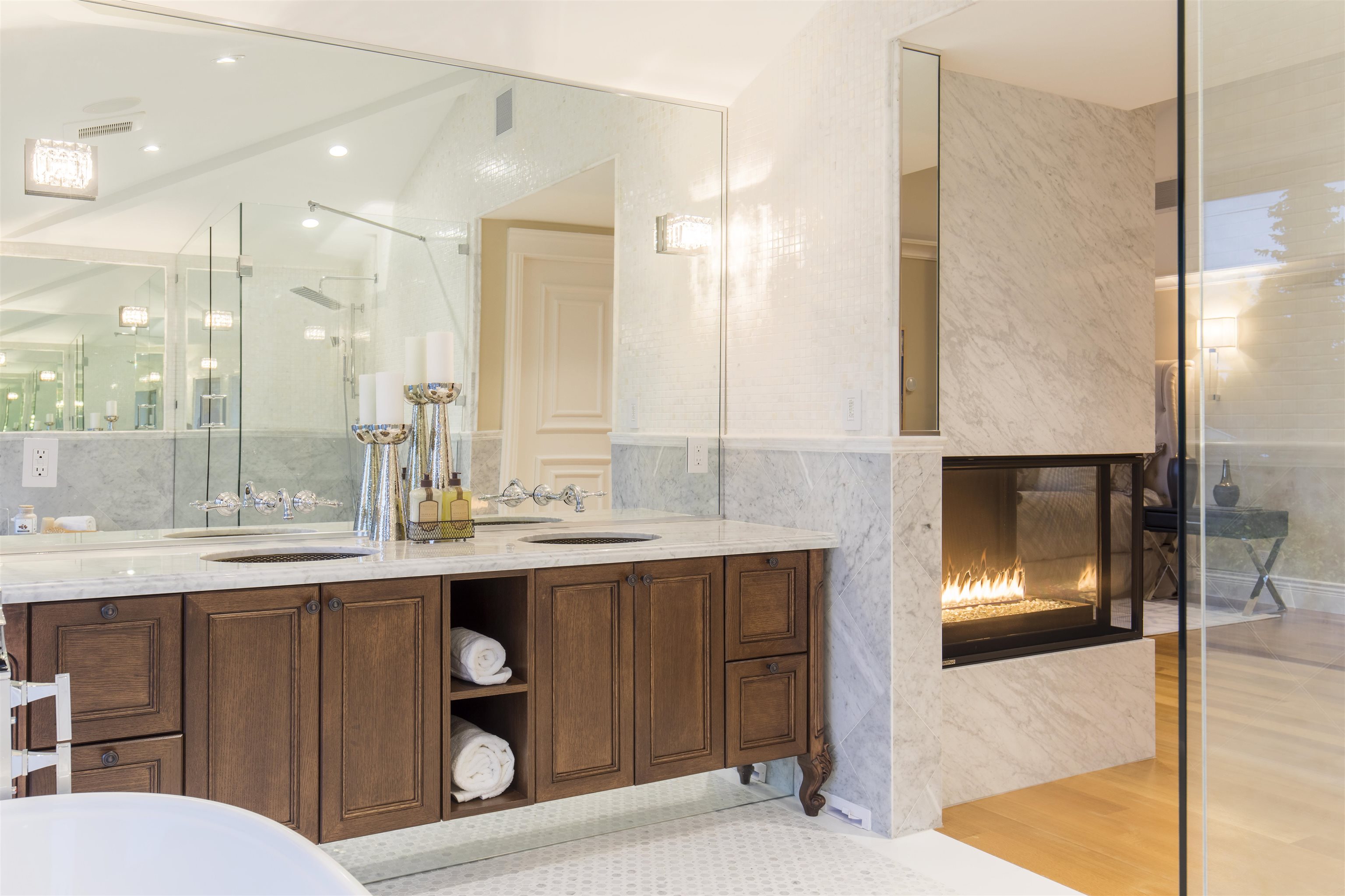 Listing image of 2809 EDGEMONT BOULEVARD