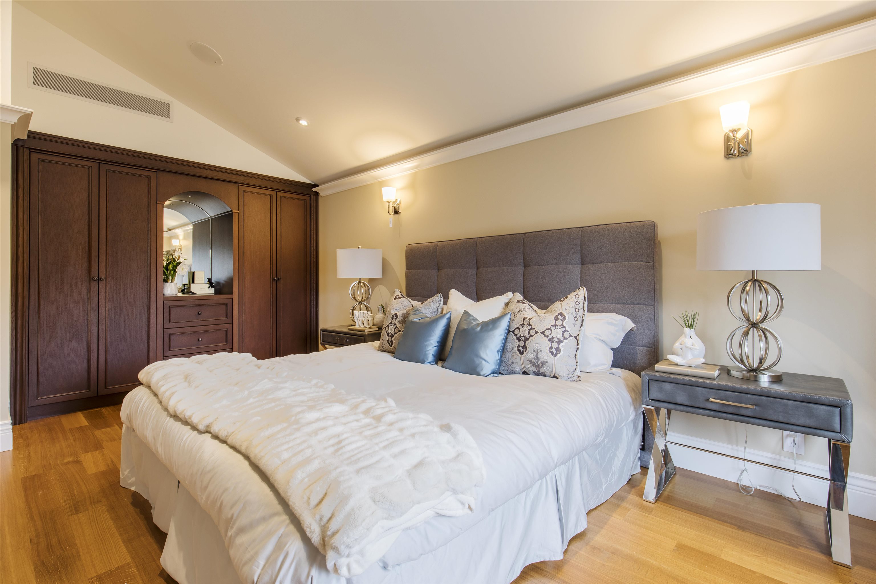 Listing image of 2809 EDGEMONT BOULEVARD