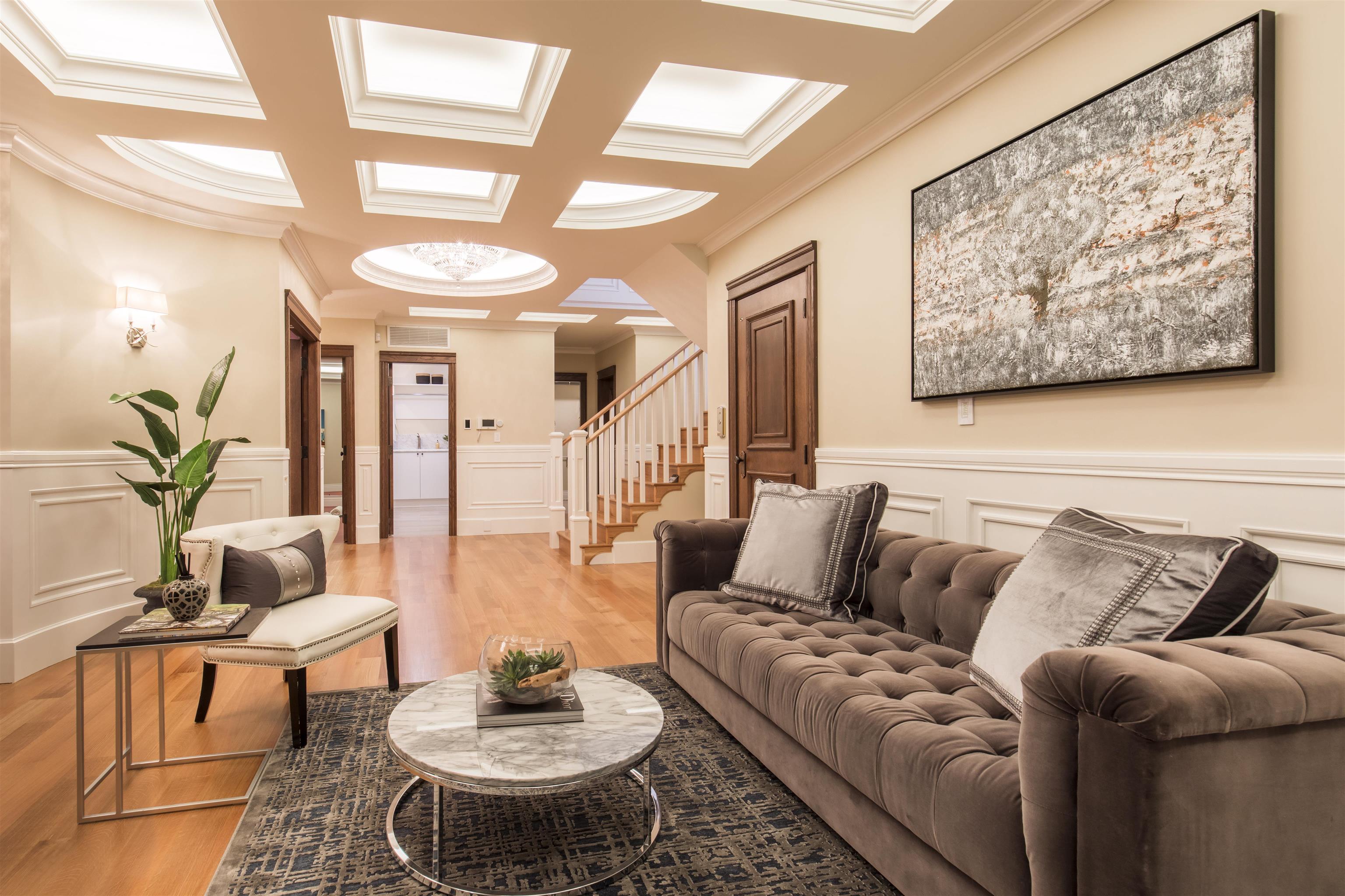Listing image of 2809 EDGEMONT BOULEVARD