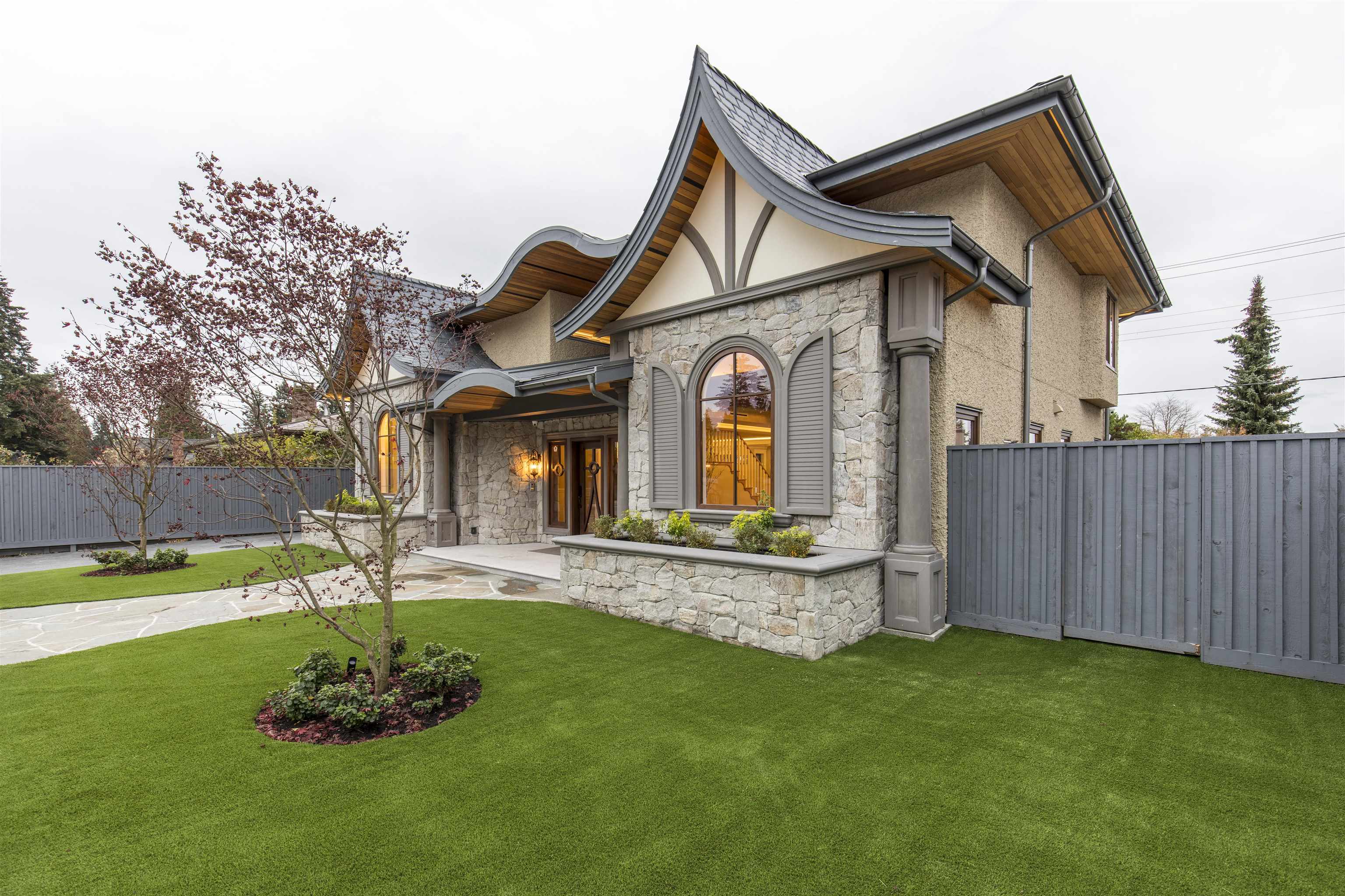 Listing image of 2809 EDGEMONT BOULEVARD