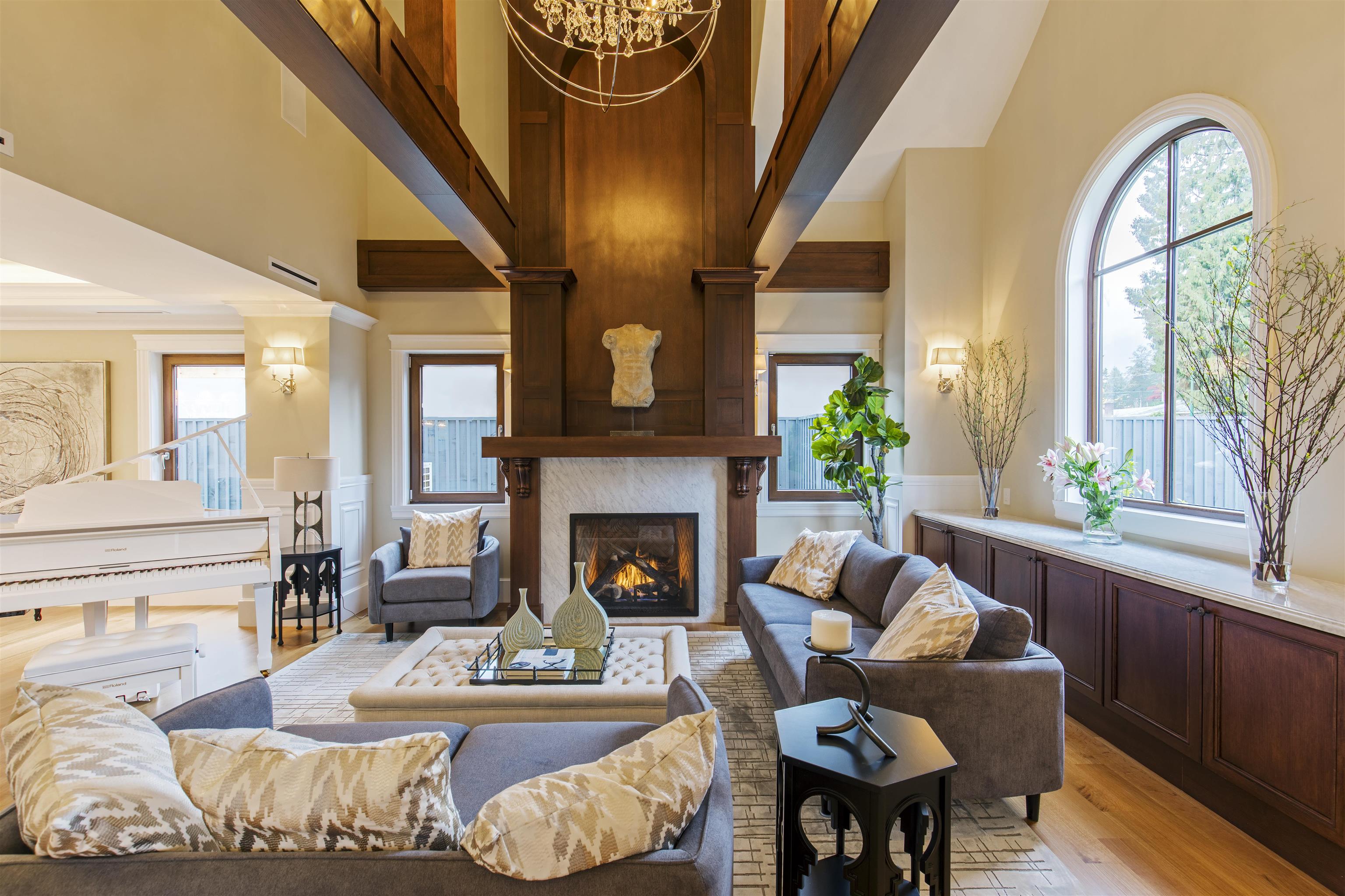 Listing image of 2809 EDGEMONT BOULEVARD