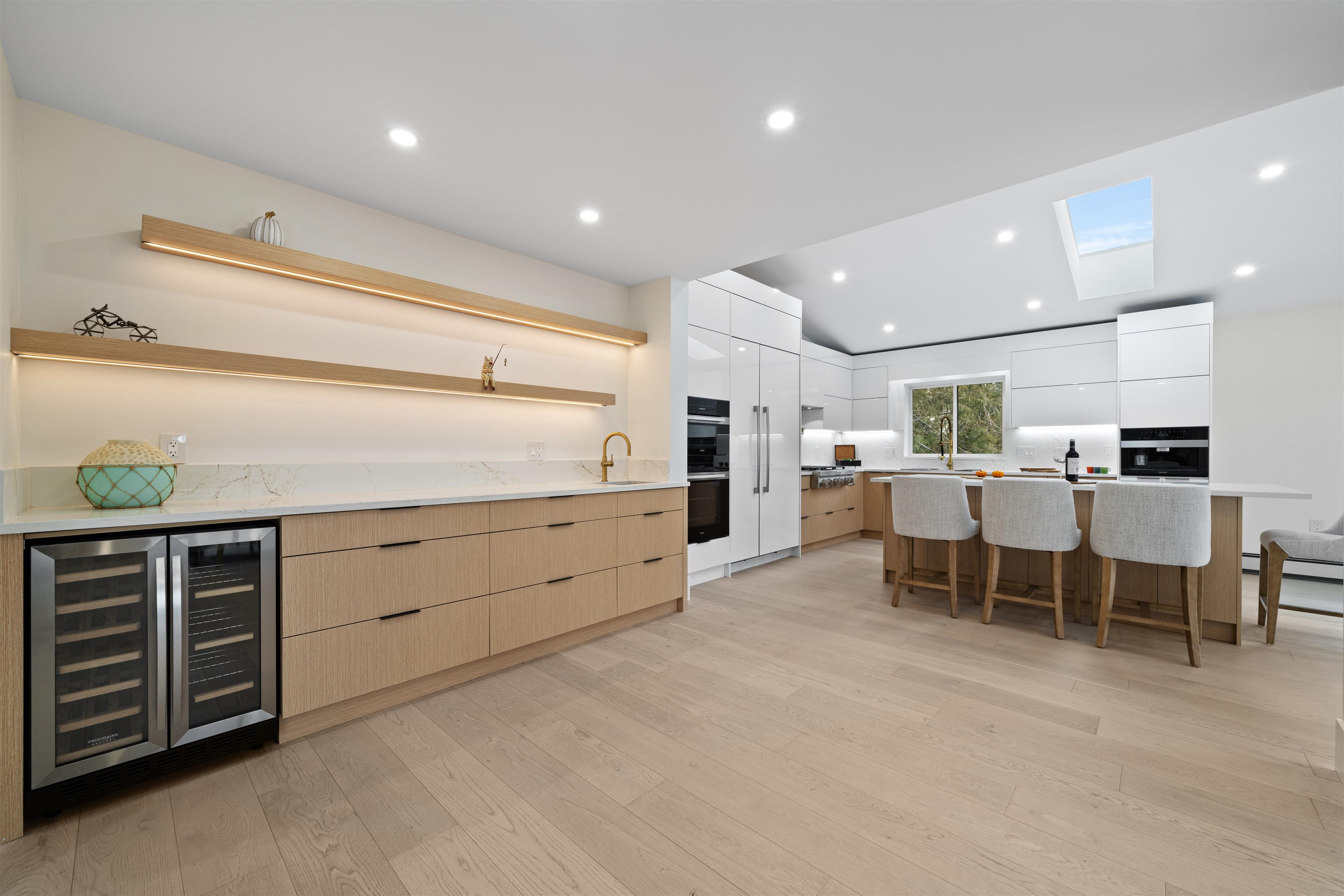 Listing image of 6230 SUMMIT AVENUE