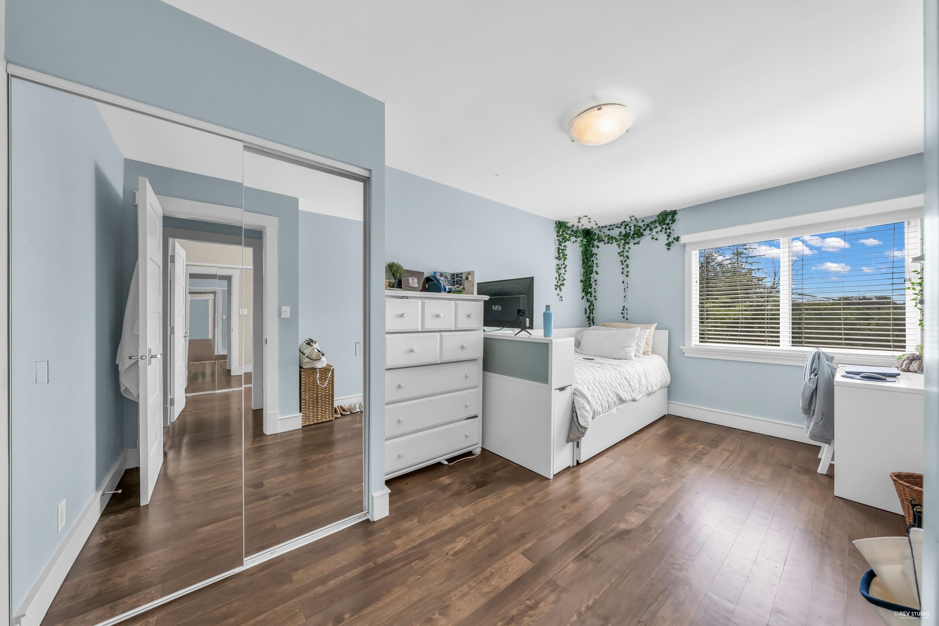Listing image of 1239 SHAVINGTON STREET