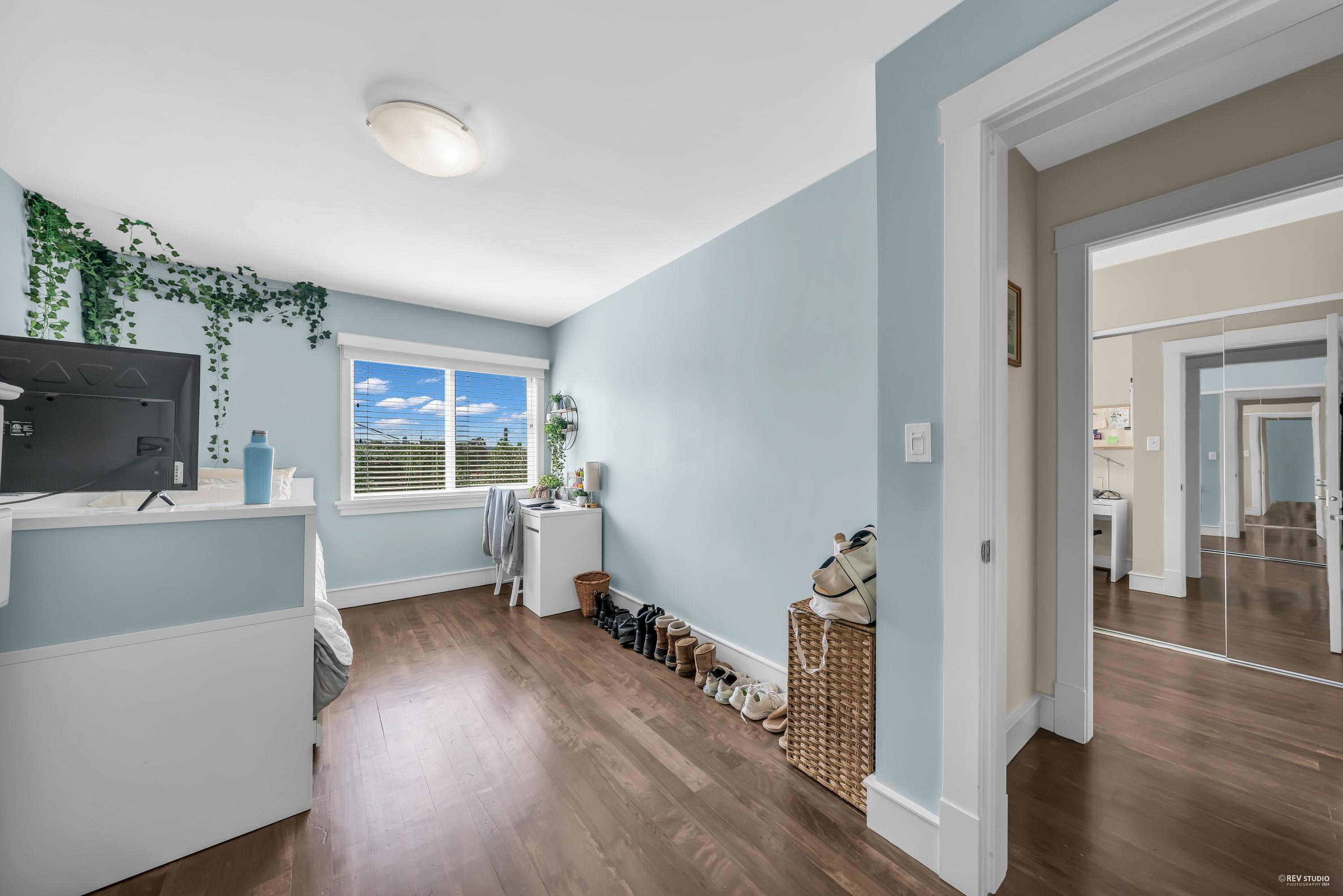 Listing image of 1239 SHAVINGTON STREET