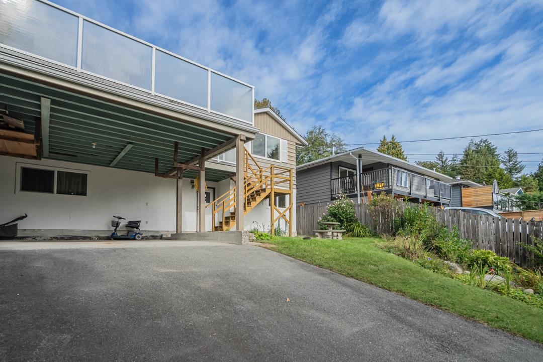 Listing image of 1069 SHAVINGTON STREET