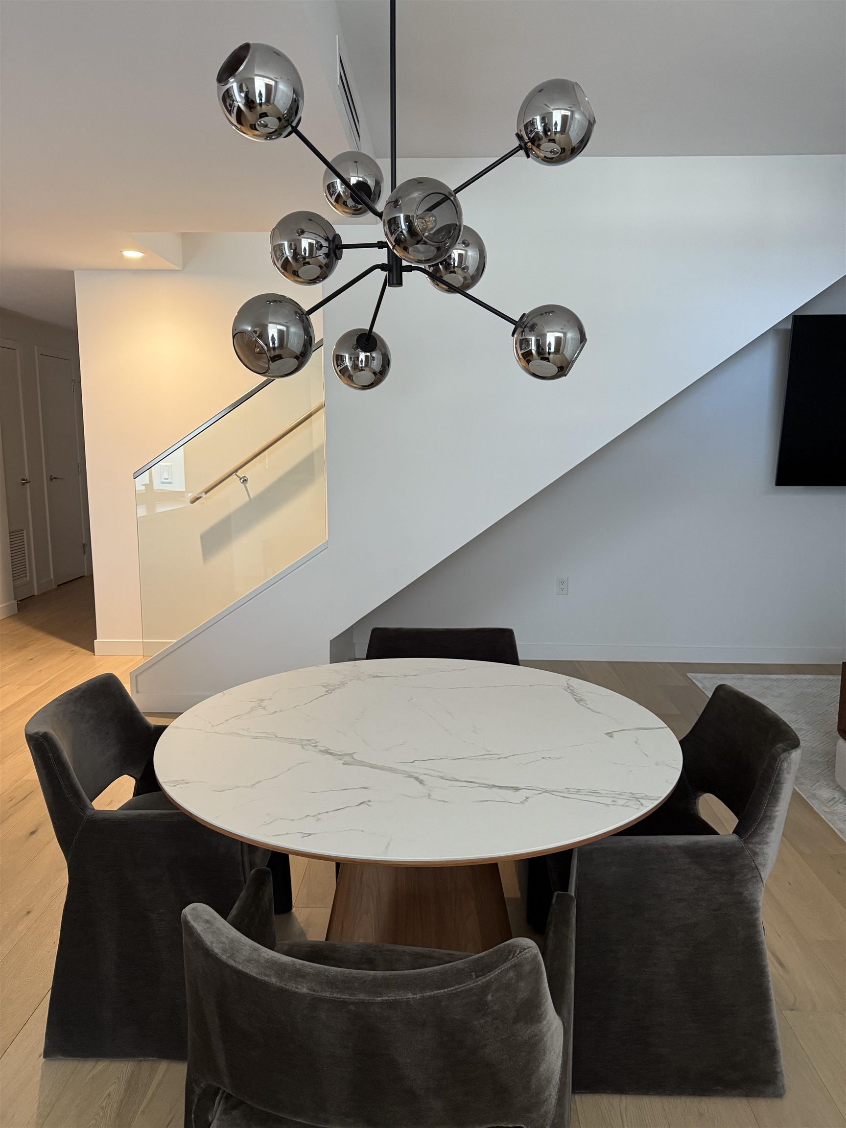 宮川大聖 Etrarium Room Wear Brown White 1439 George Street, White Rock for Rent | Semiah Townhouse
