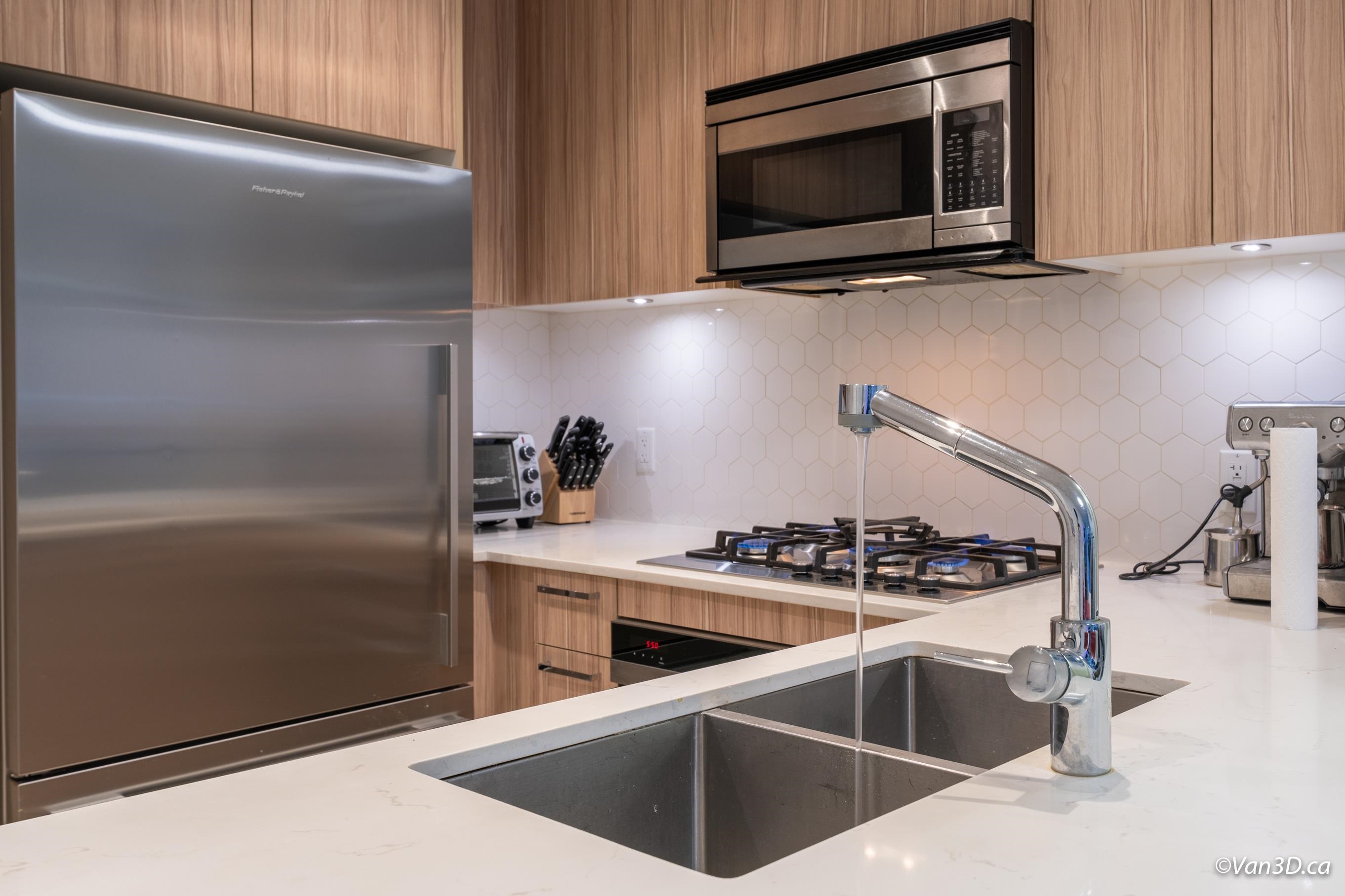 Listing image of 208 1061 MARINE DRIVE