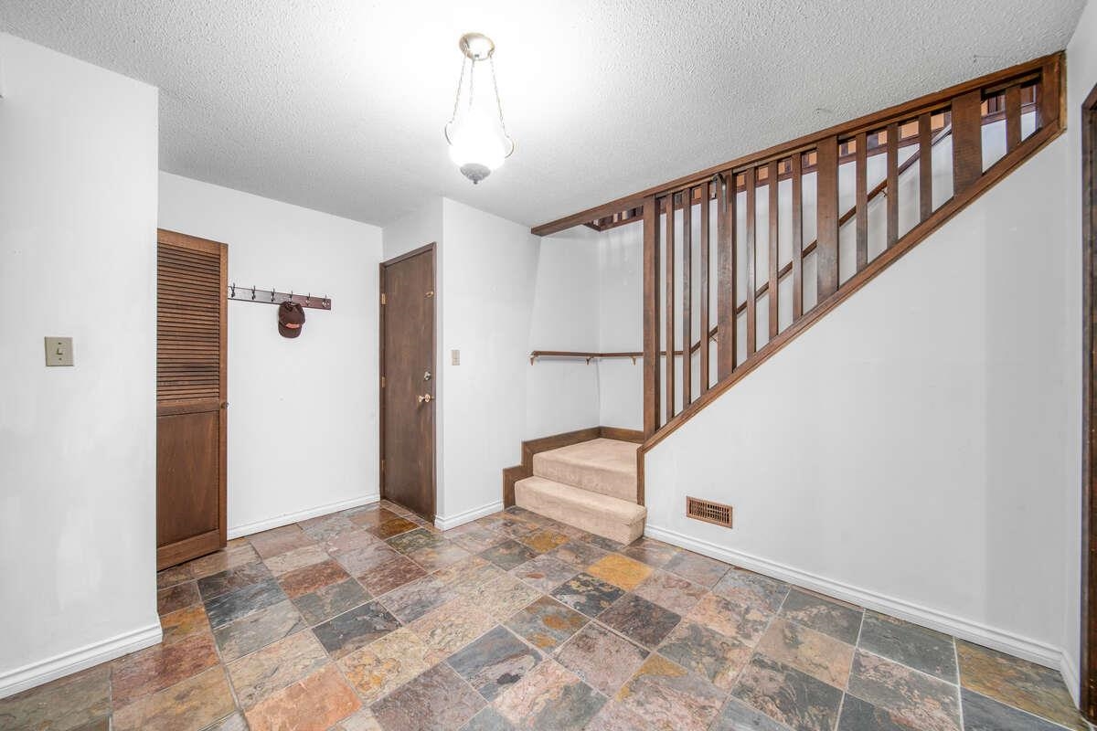 Listing image of 692 ALPINE COURT