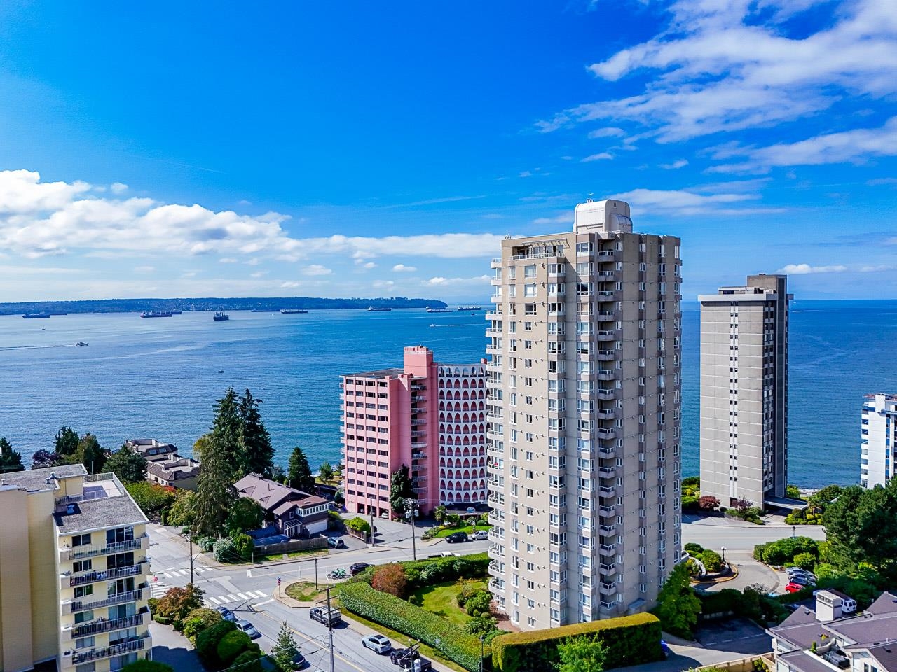 Listing image of 301 2203 BELLEVUE AVENUE