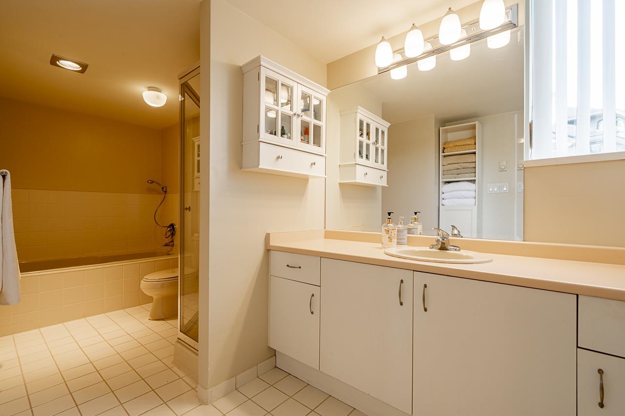 Listing image of 301 2203 BELLEVUE AVENUE