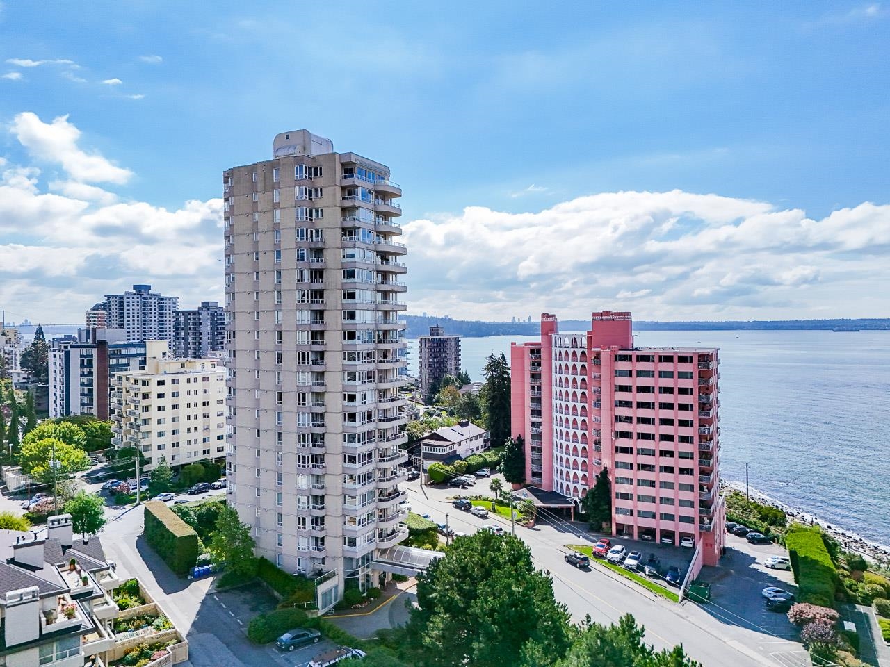 Listing image of 301 2203 BELLEVUE AVENUE