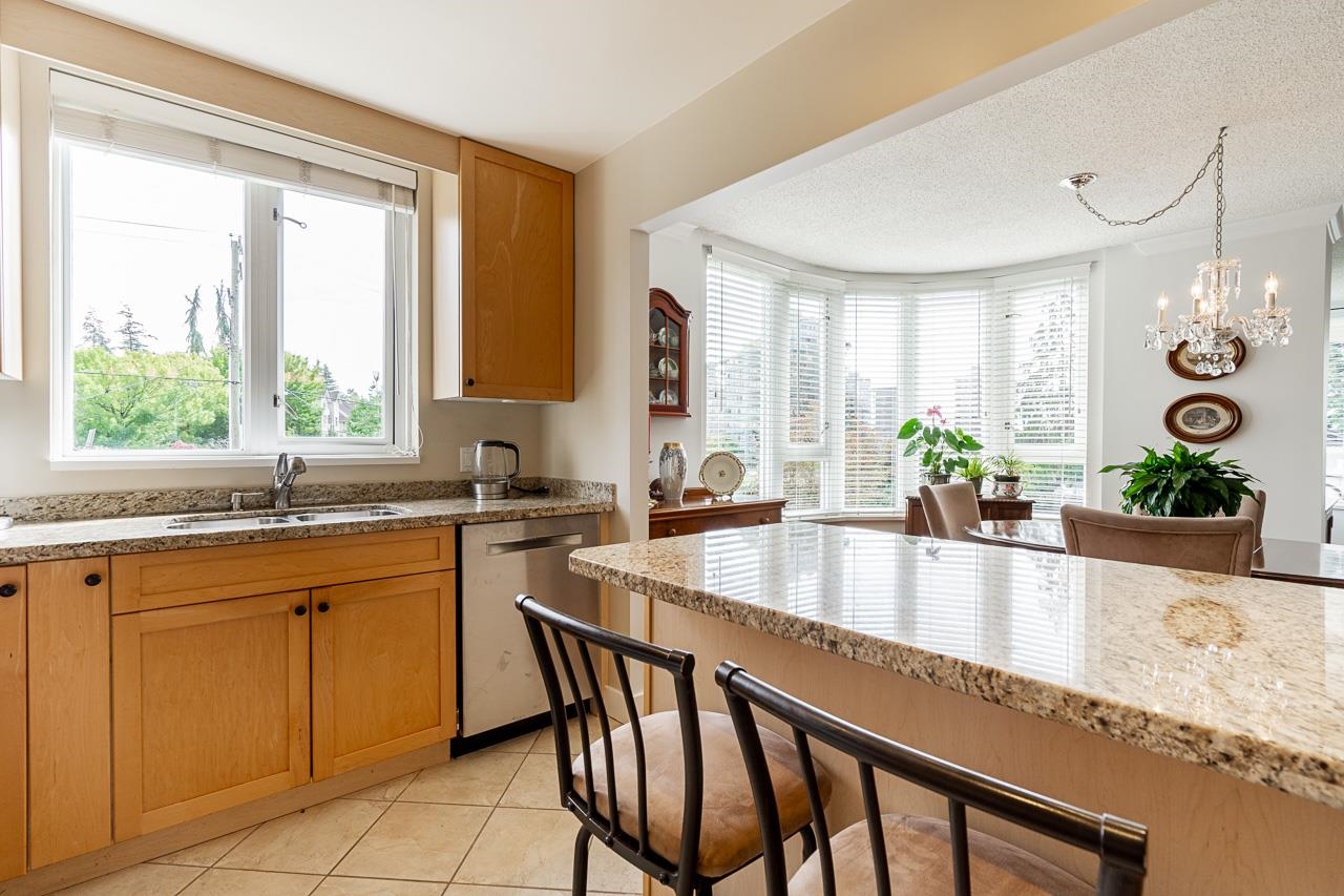 Listing image of 301 2203 BELLEVUE AVENUE