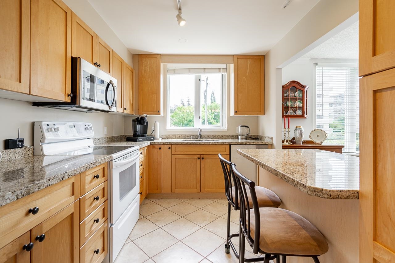 Listing image of 301 2203 BELLEVUE AVENUE