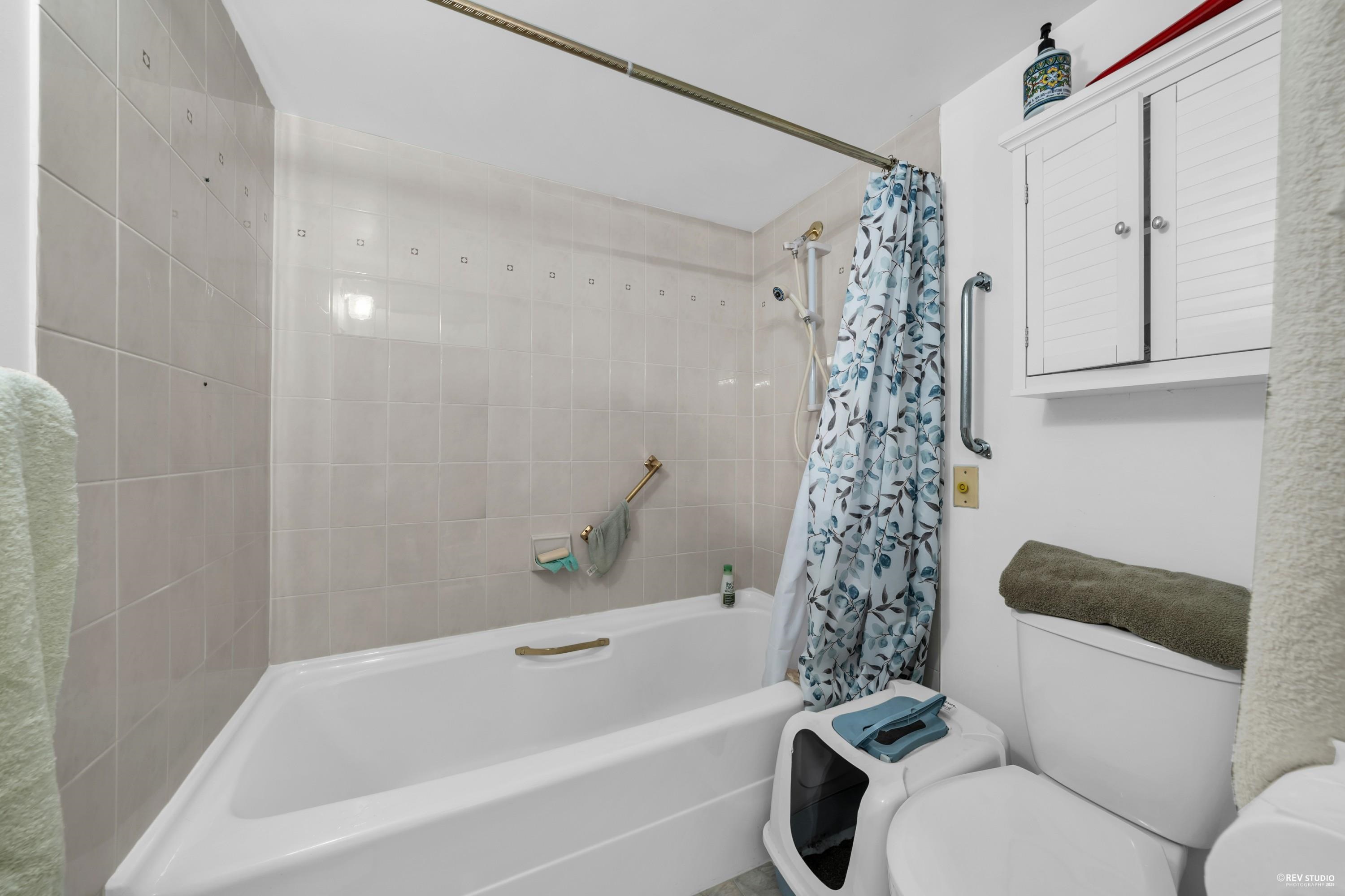 Listing image of 104 2800 CHESTERFIELD AVENUE
