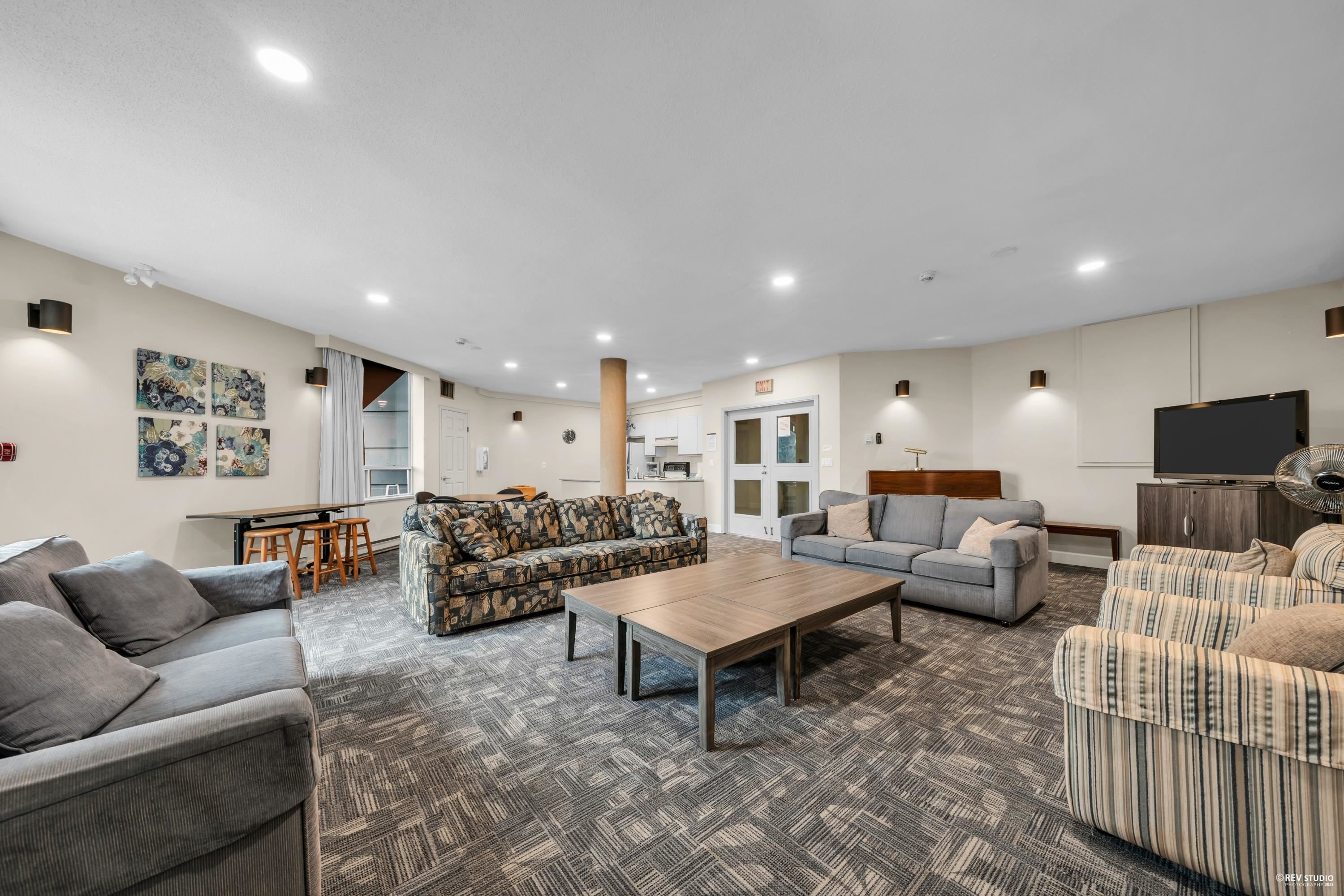 Listing image of 104 2800 CHESTERFIELD AVENUE