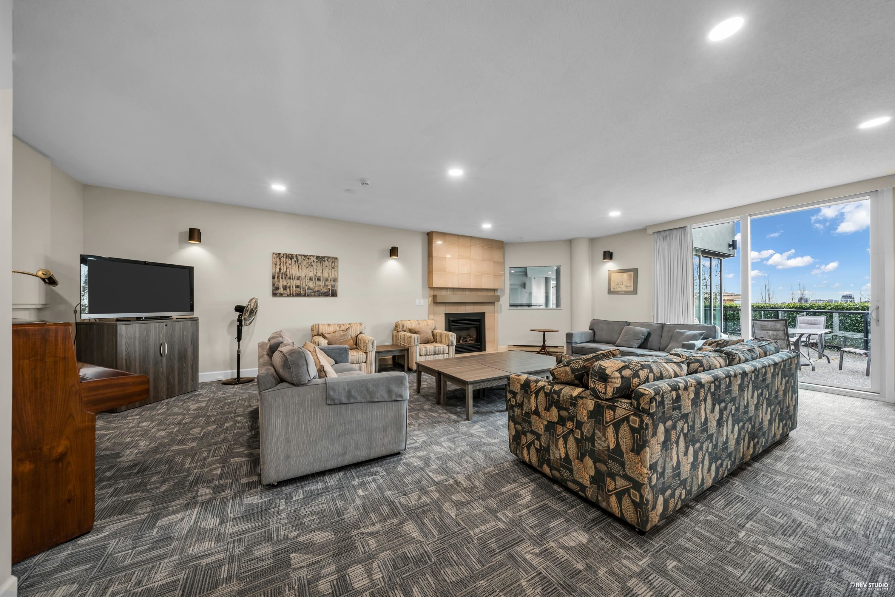 Listing image of 104 2800 CHESTERFIELD AVENUE