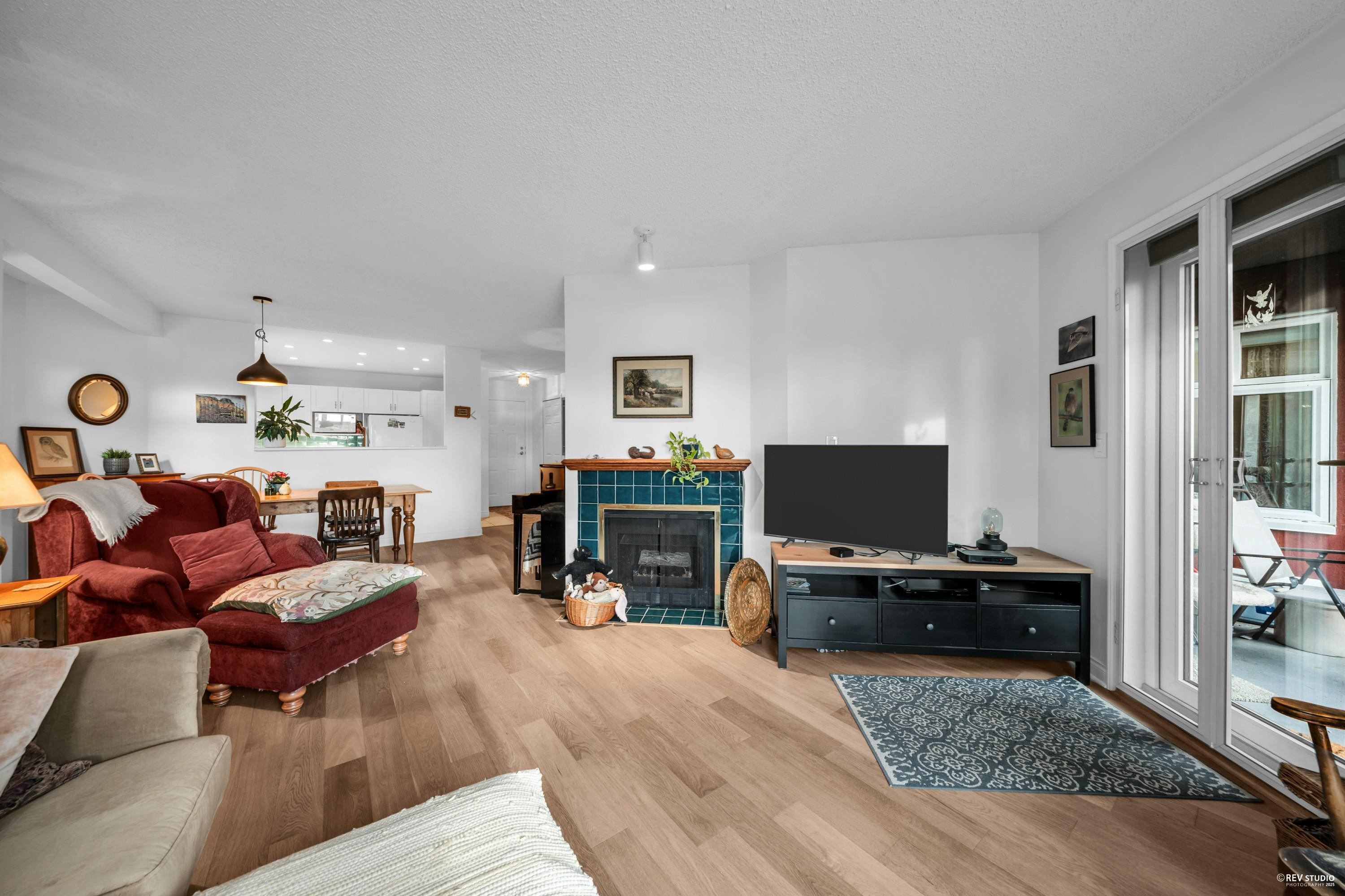 Listing image of 104 2800 CHESTERFIELD AVENUE