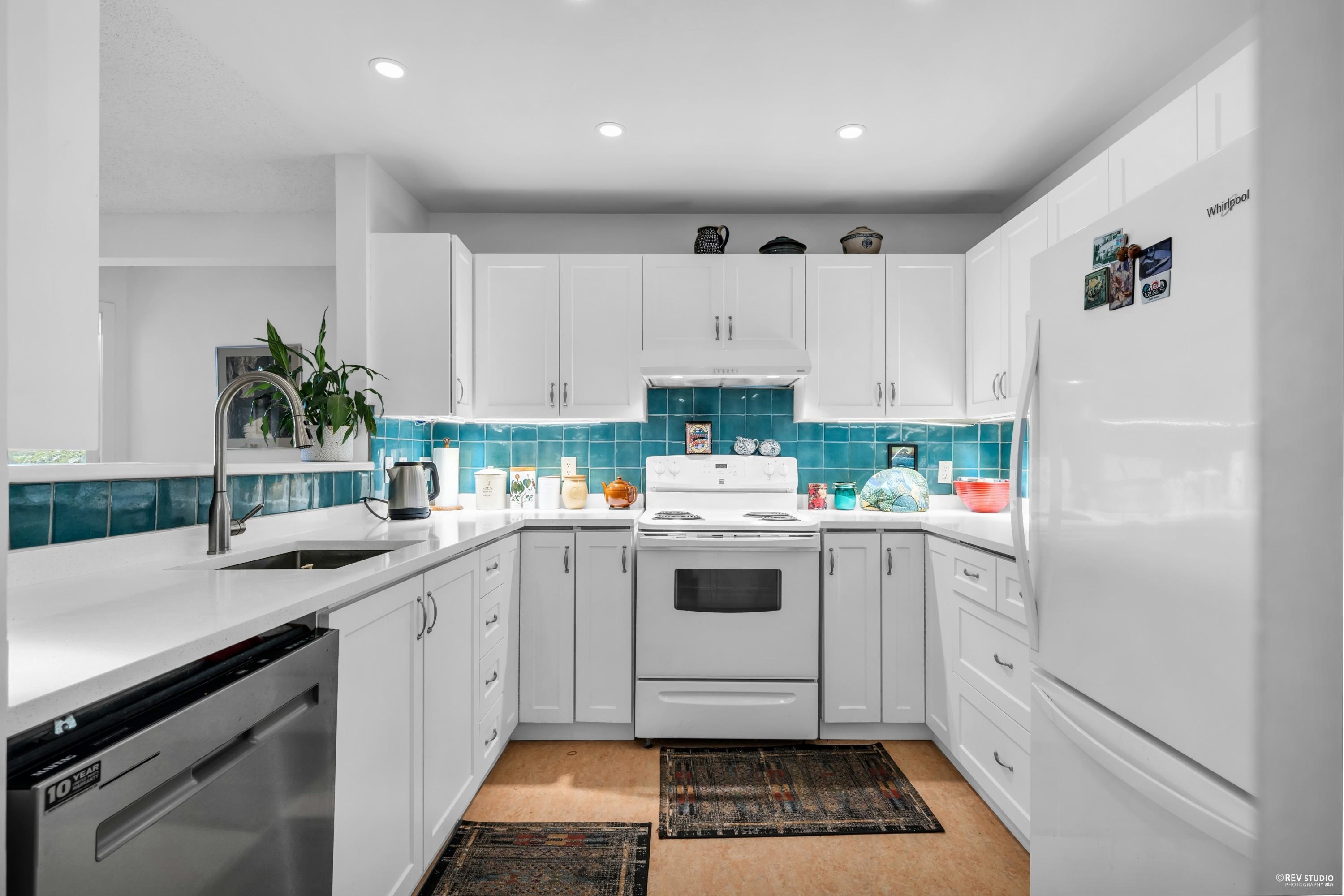 Listing image of 104 2800 CHESTERFIELD AVENUE