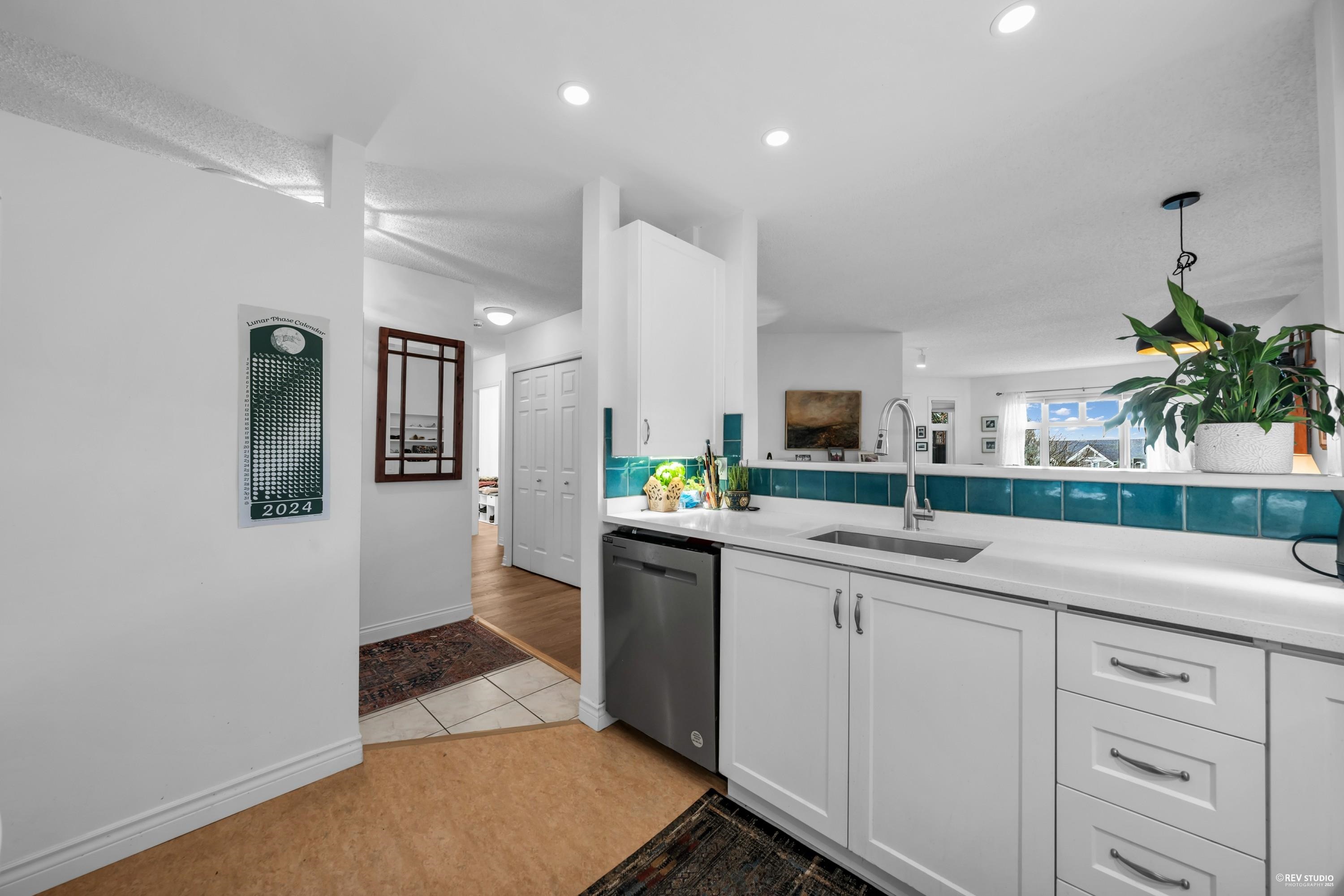 Listing image of 104 2800 CHESTERFIELD AVENUE