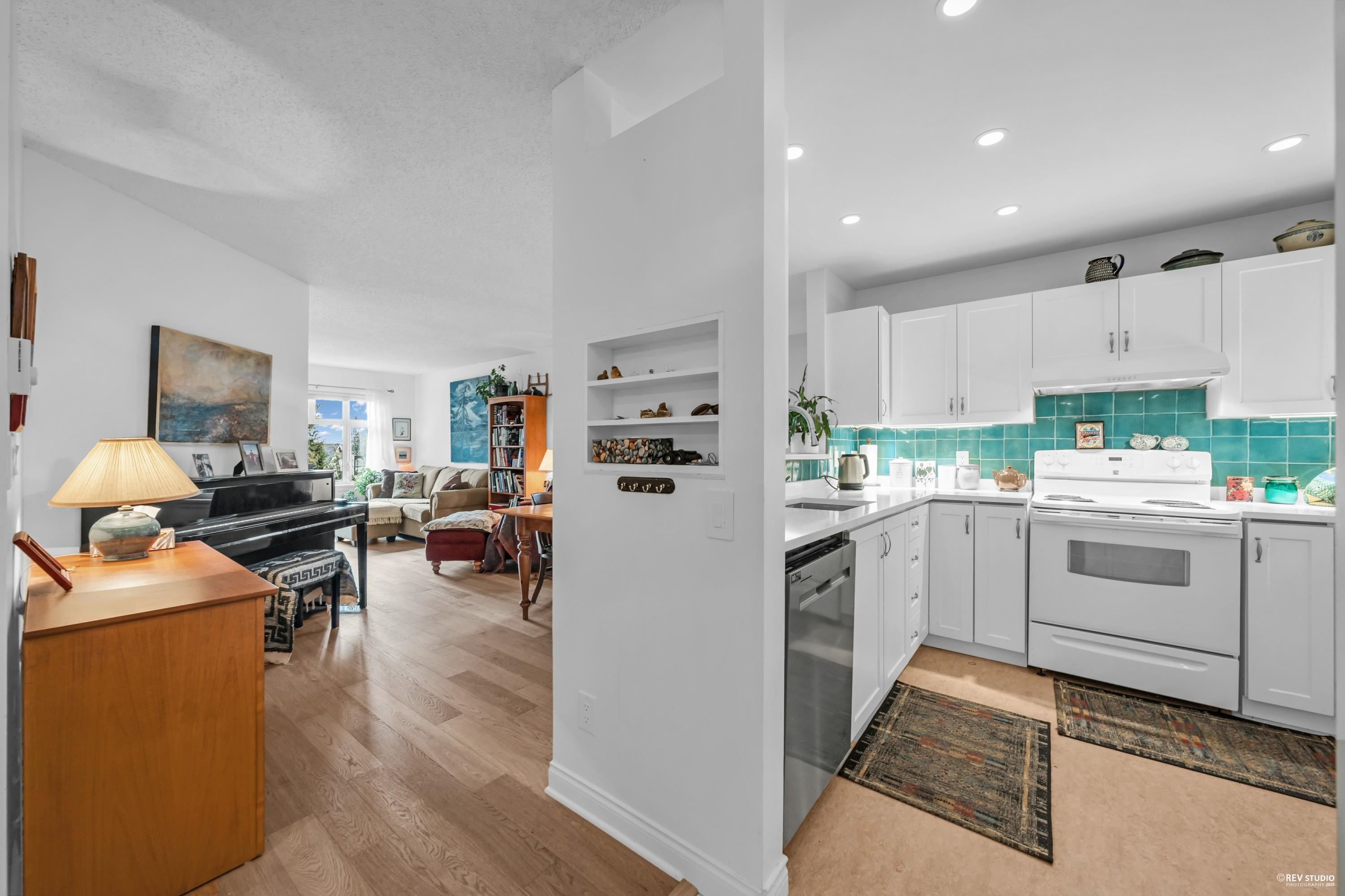 Listing image of 104 2800 CHESTERFIELD AVENUE