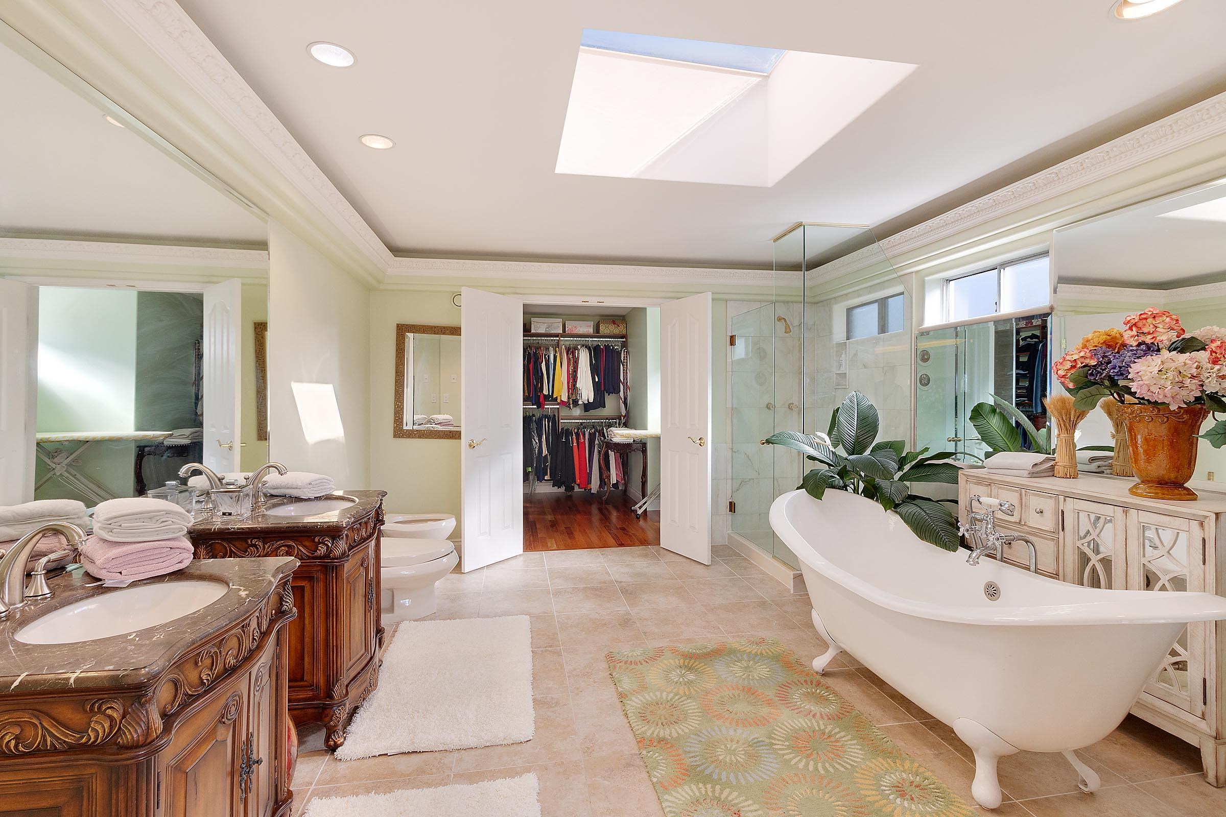 Listing image of 2541 MARINE DRIVE