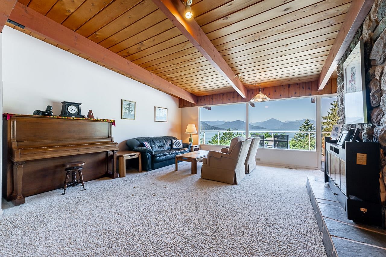 Listing image of 6935 HYCROFT ROAD