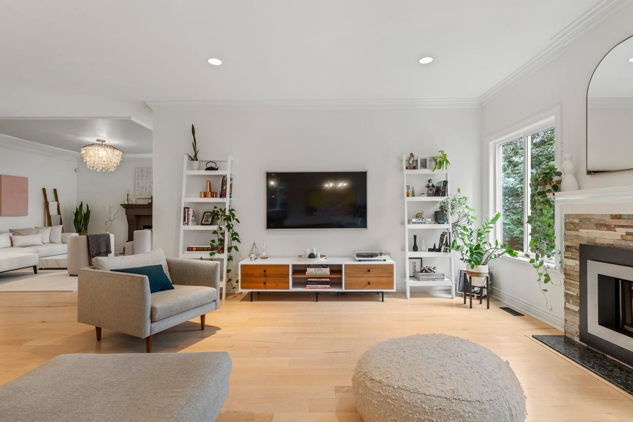 Listing image of 1075 WELLINGTON DRIVE