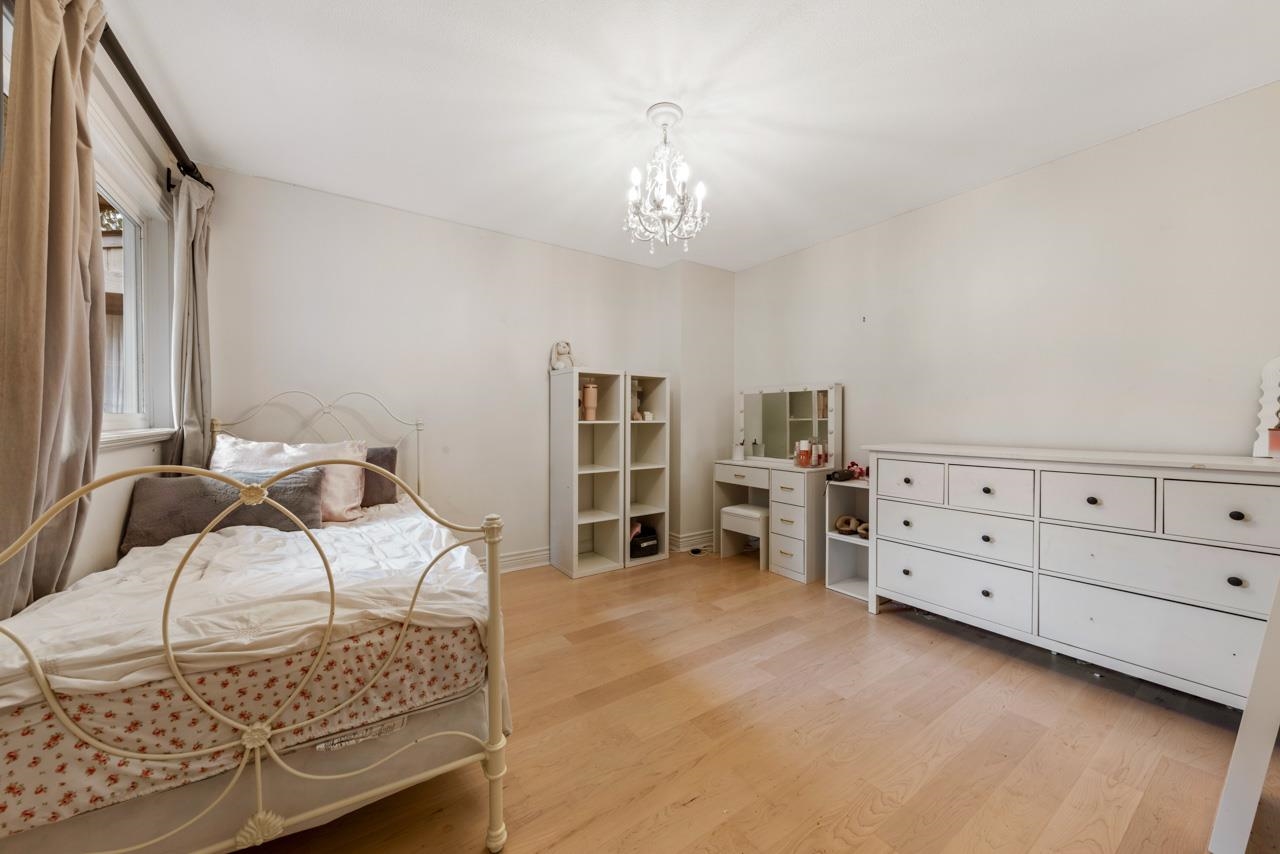 Listing image of 1075 WELLINGTON DRIVE
