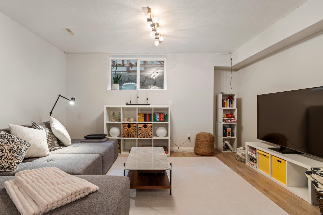 Listing image of 1075 WELLINGTON DRIVE