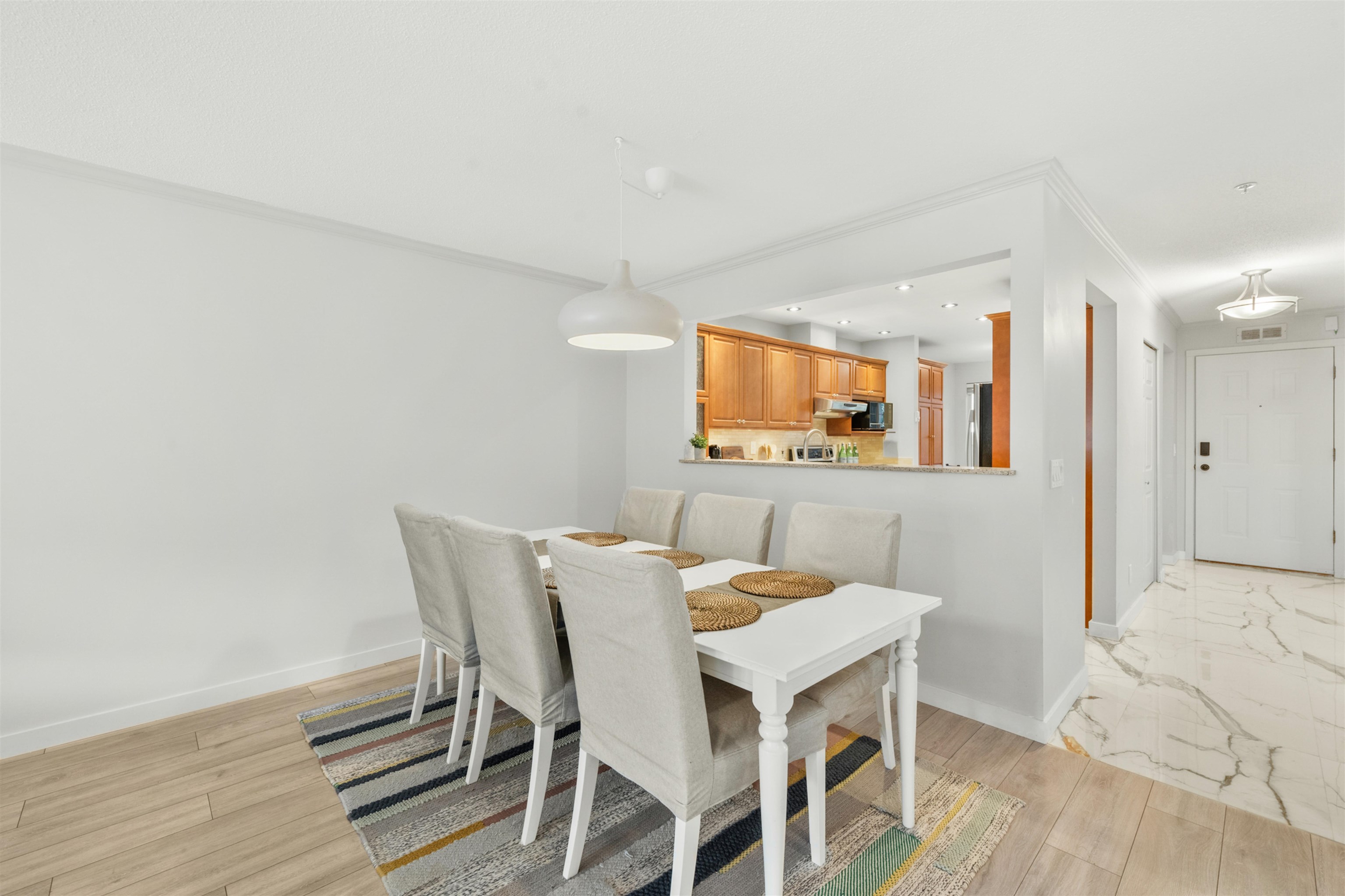 Listing image of 305 1050 BOWRON COURT
