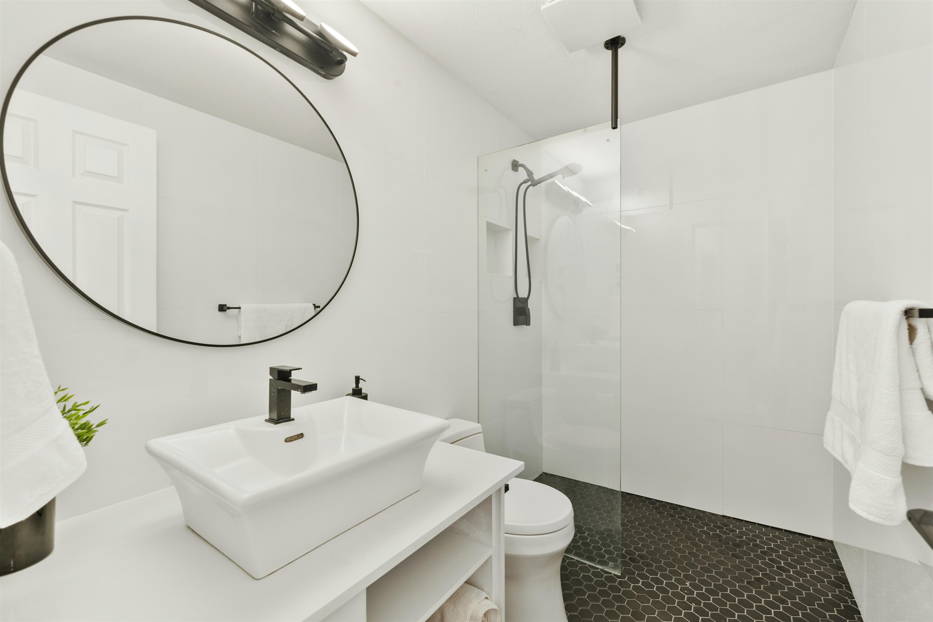 Listing image of 305 1050 BOWRON COURT
