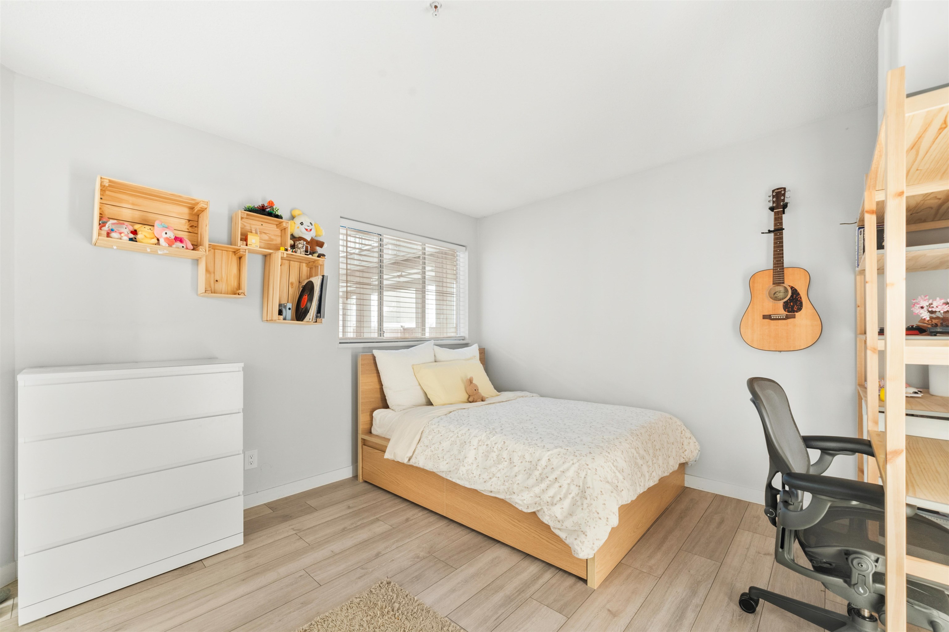 Listing image of 305 1050 BOWRON COURT