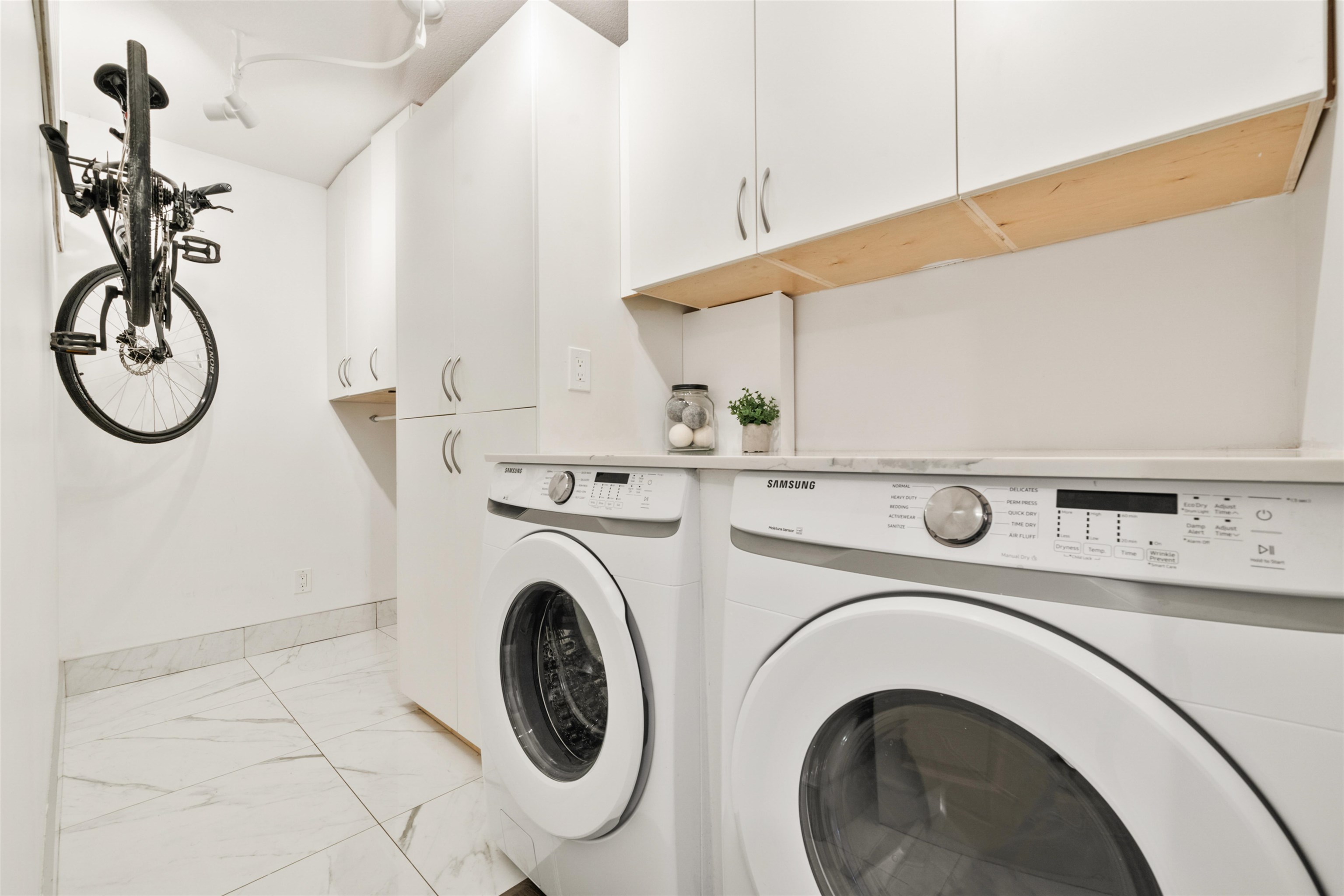 Listing image of 305 1050 BOWRON COURT