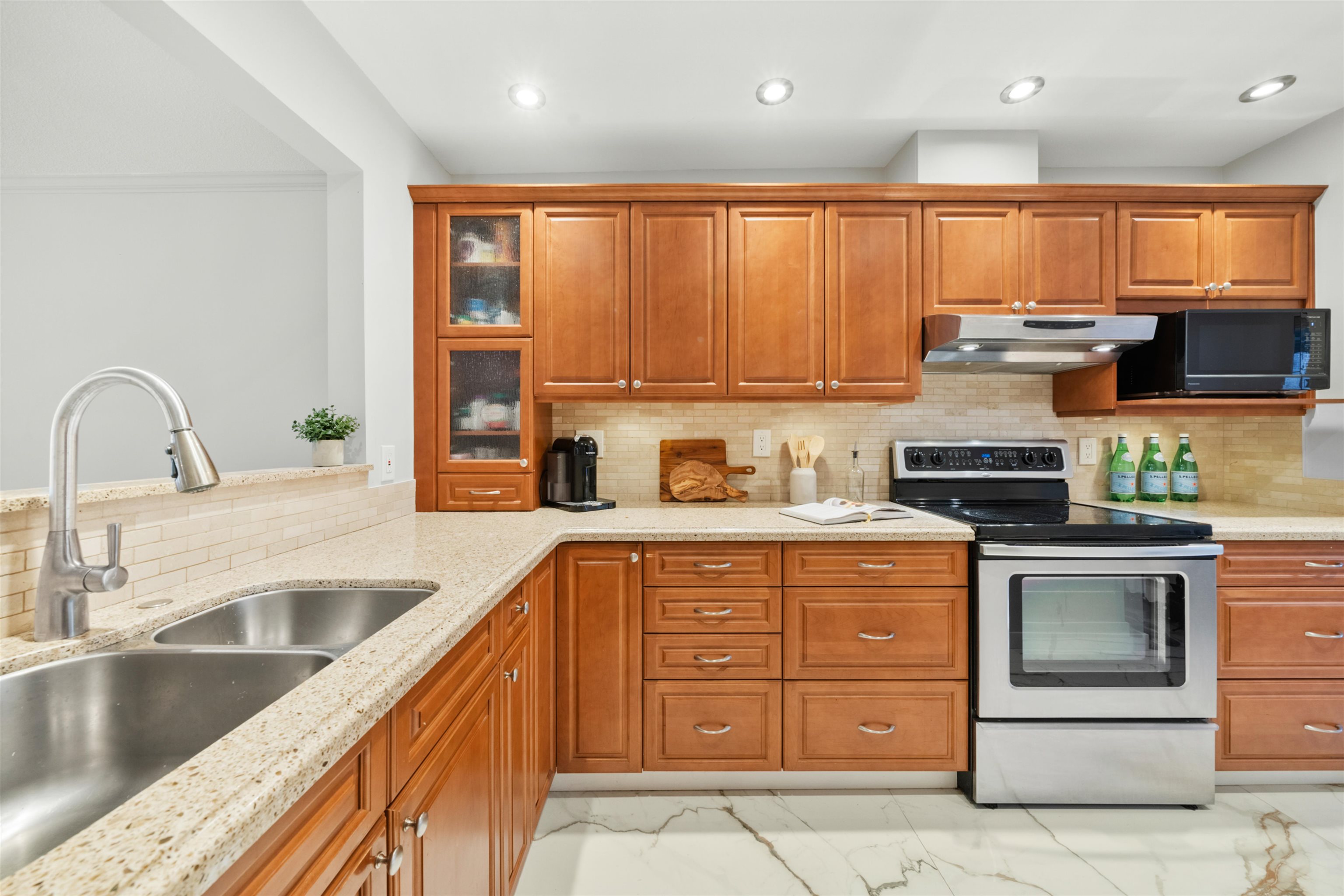 Listing image of 305 1050 BOWRON COURT
