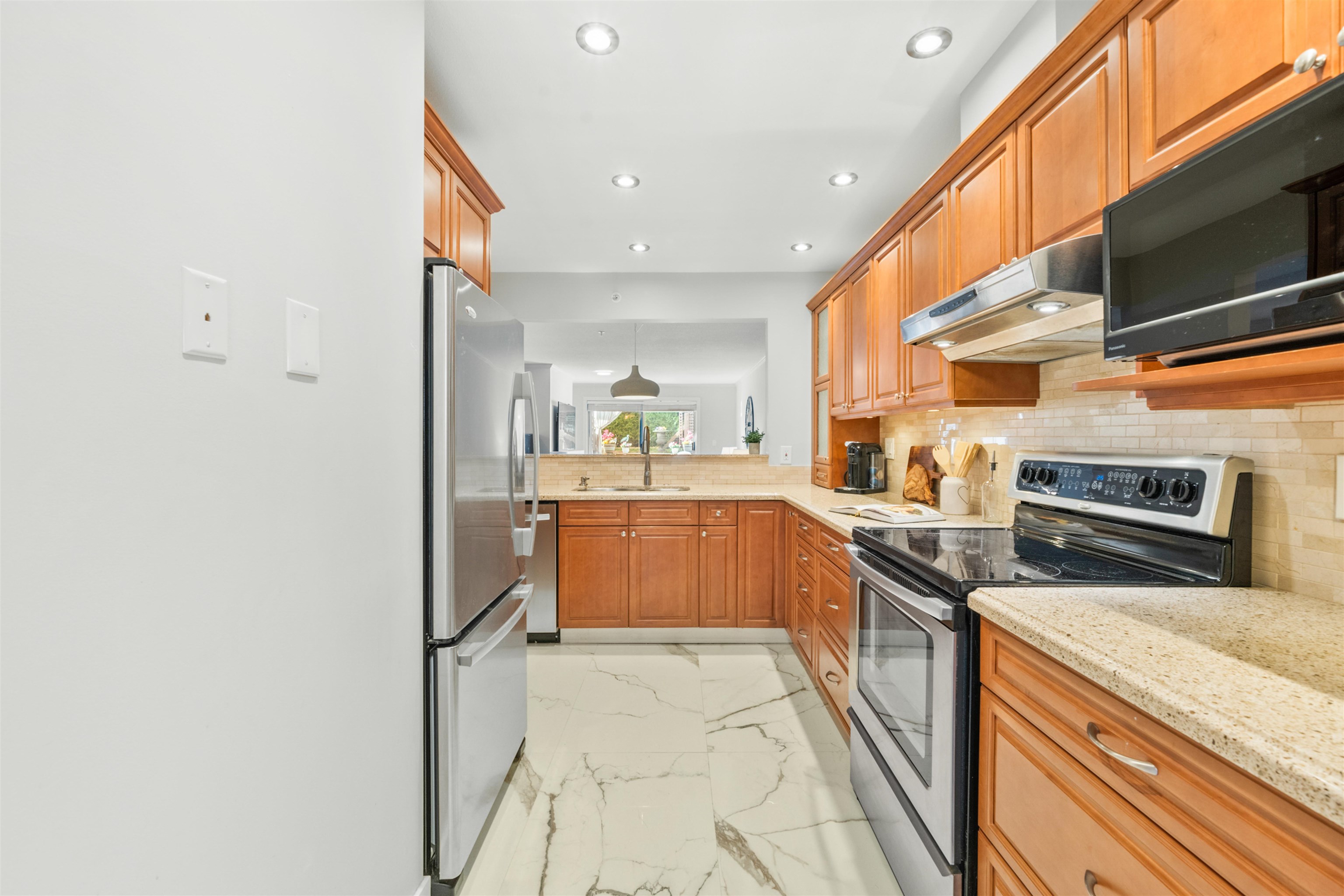Listing image of 305 1050 BOWRON COURT