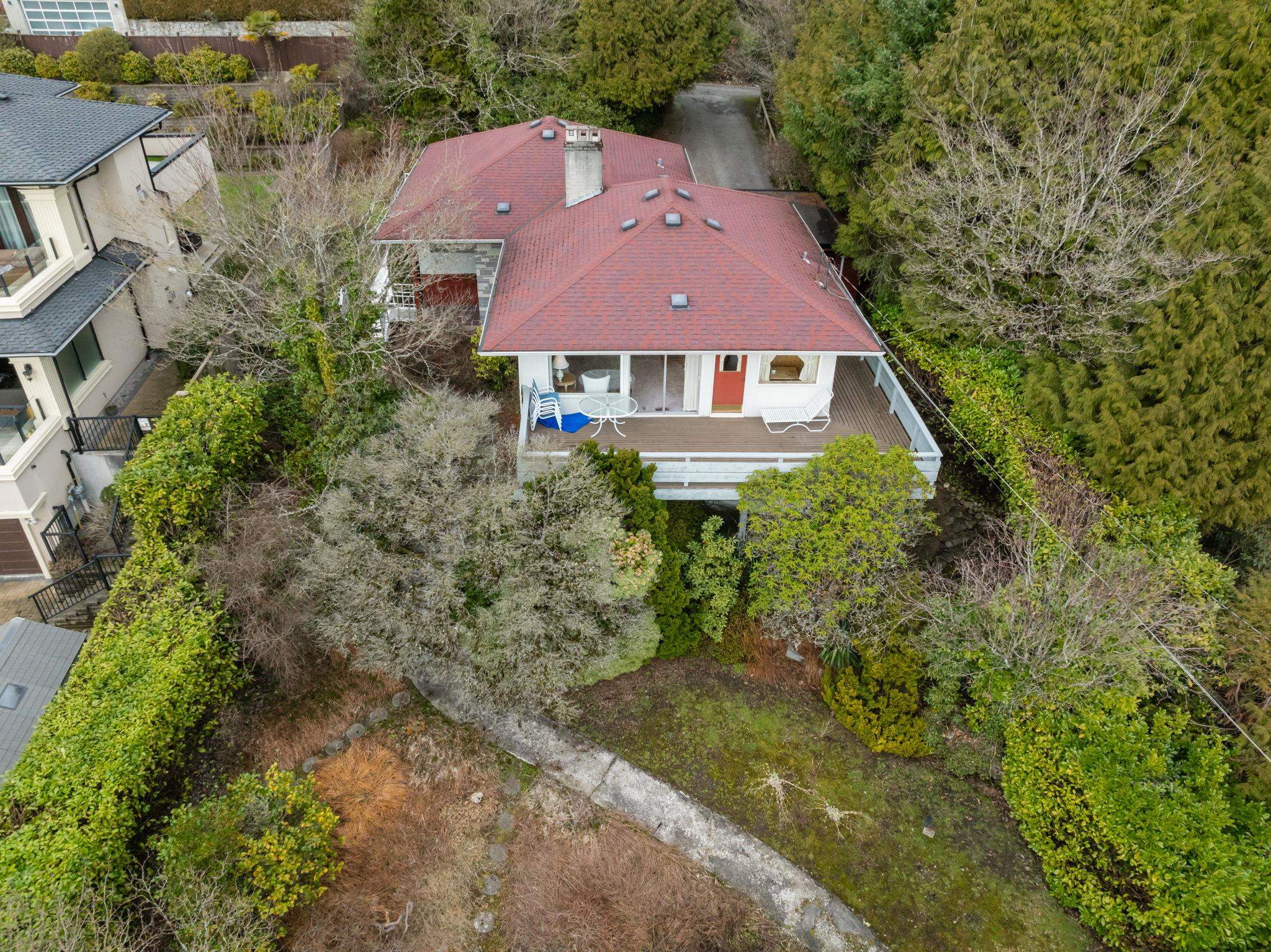 Listing image of 2575 QUEENS AVENUE