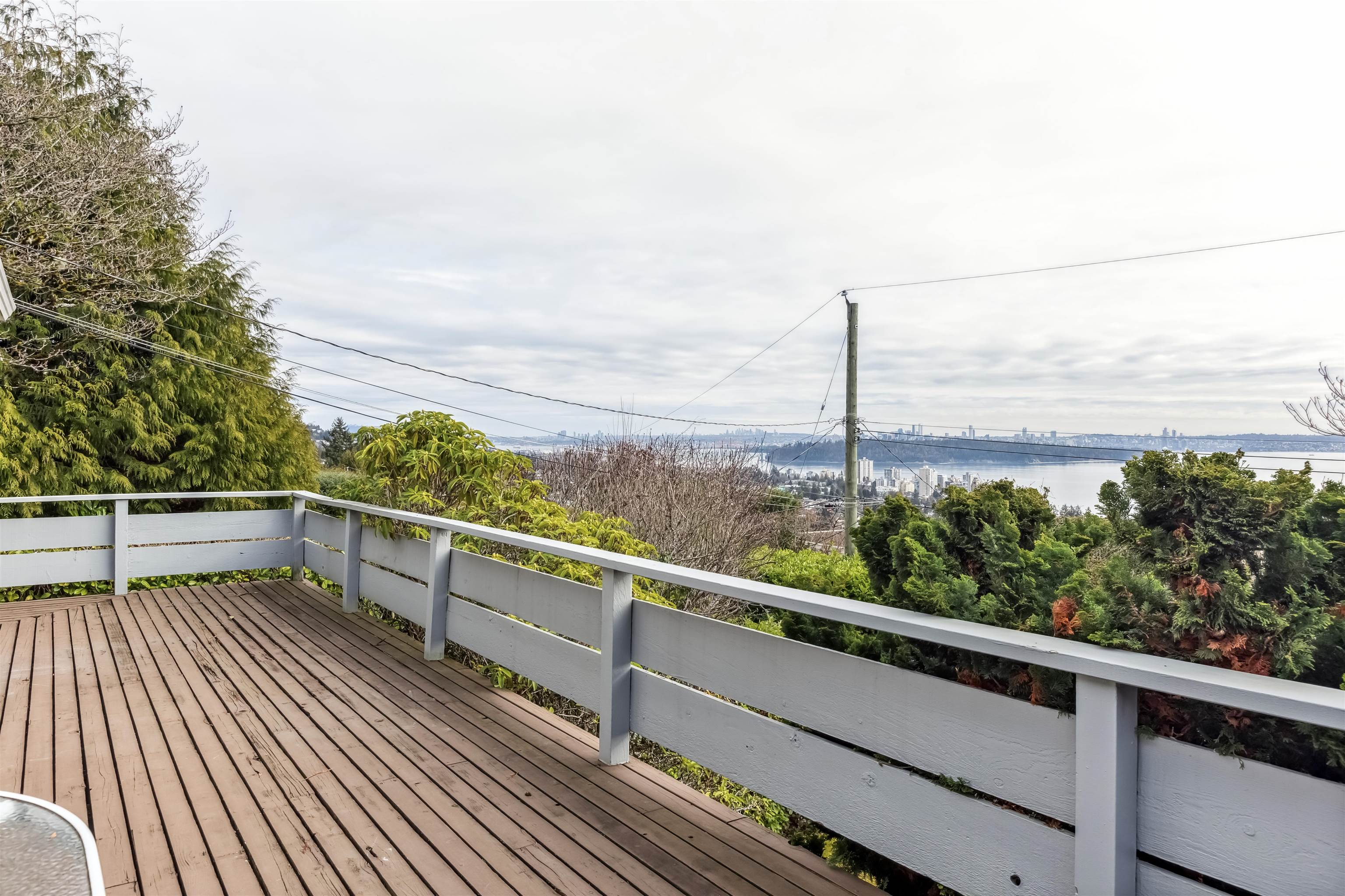 Listing image of 2575 QUEENS AVENUE
