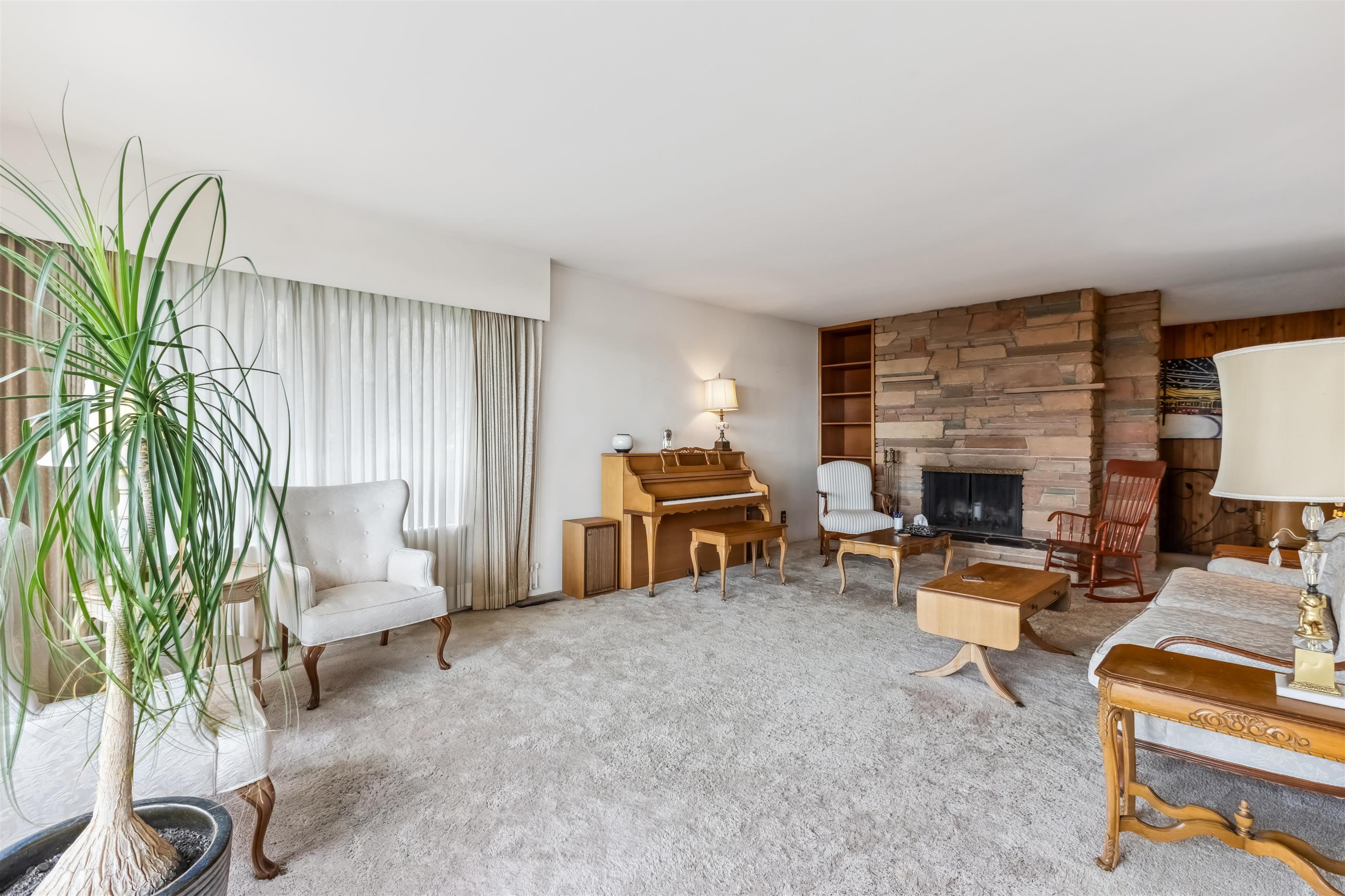 Listing image of 2575 QUEENS AVENUE