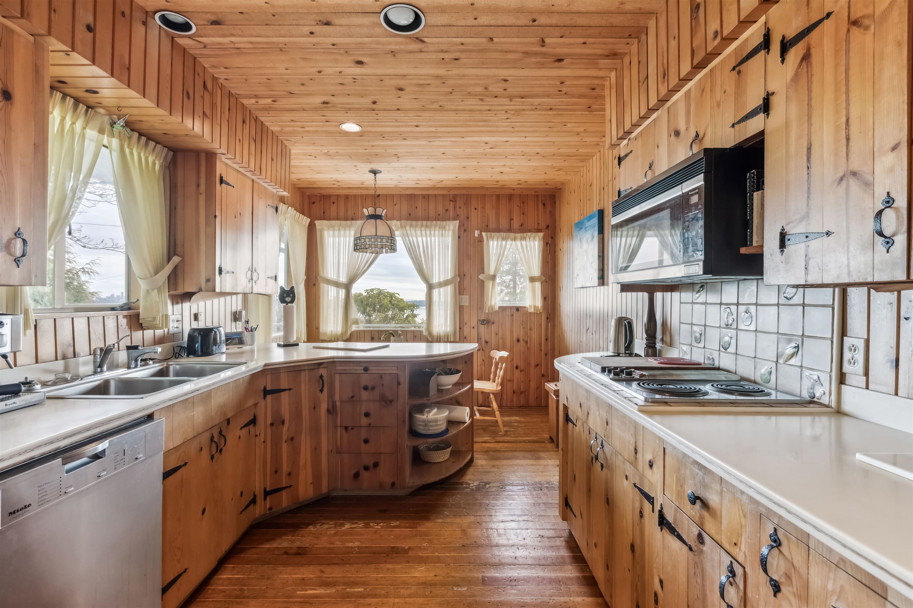 Listing image of 2575 QUEENS AVENUE