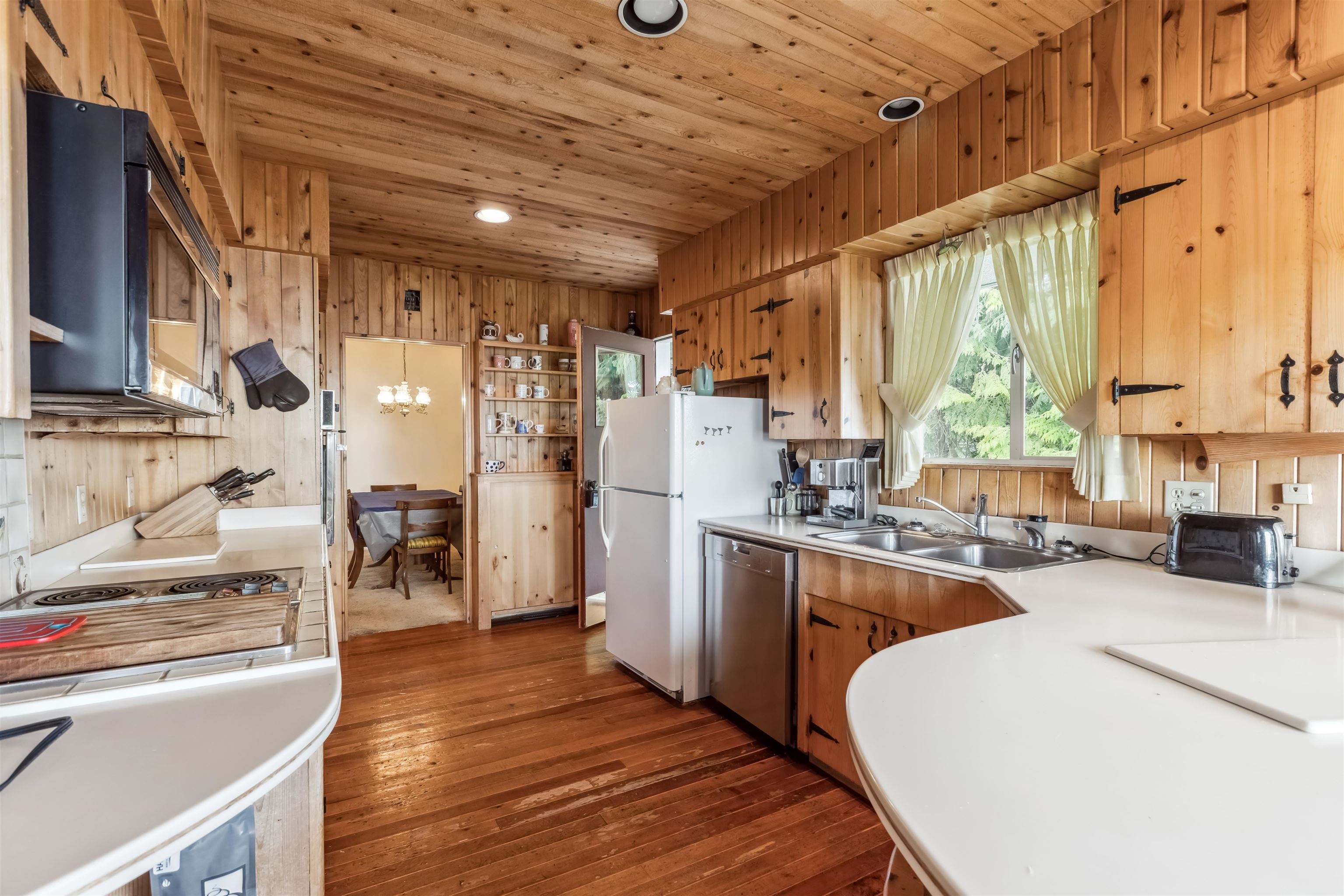 Listing image of 2575 QUEENS AVENUE