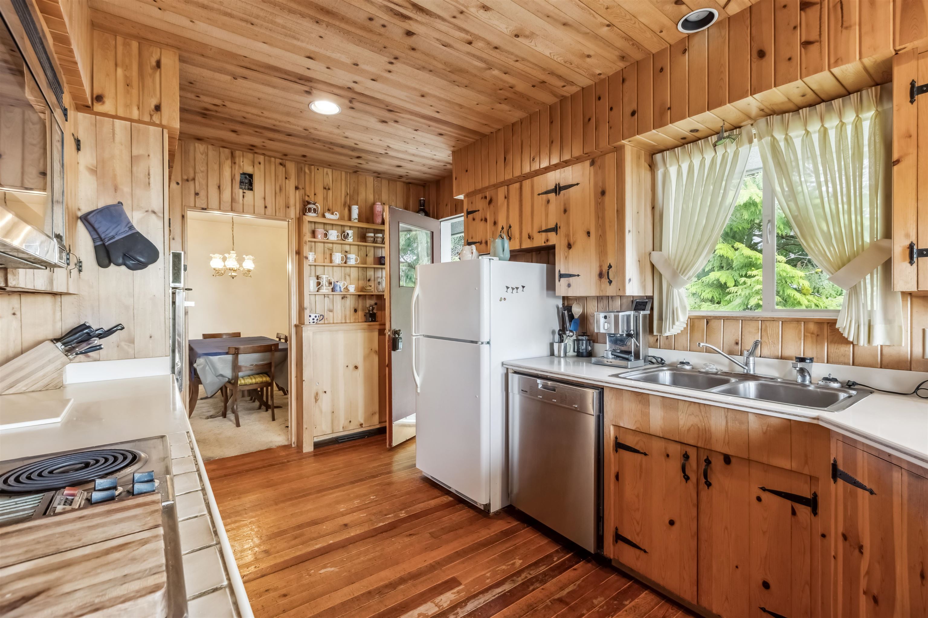 Listing image of 2575 QUEENS AVENUE