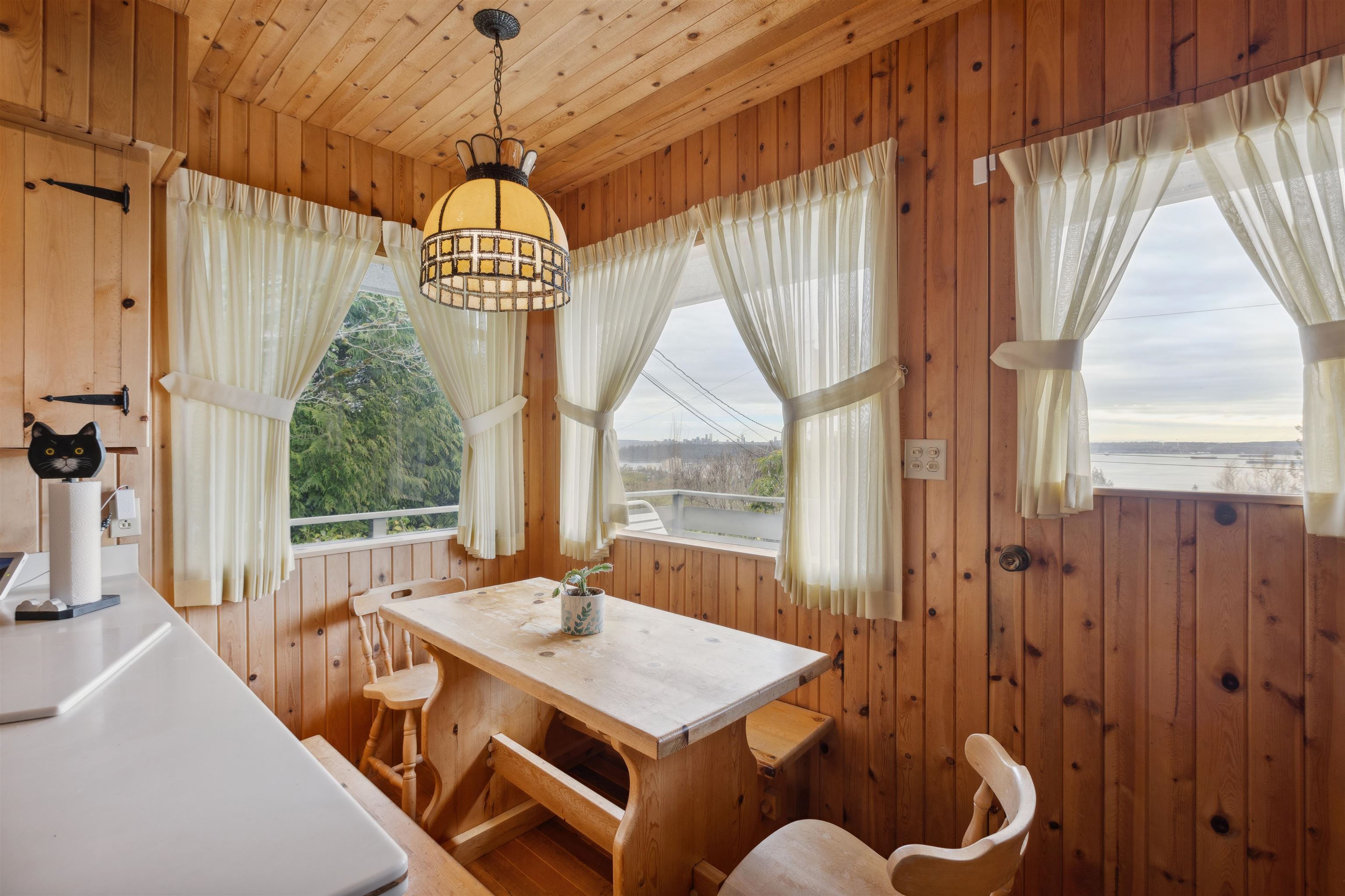 Listing image of 2575 QUEENS AVENUE