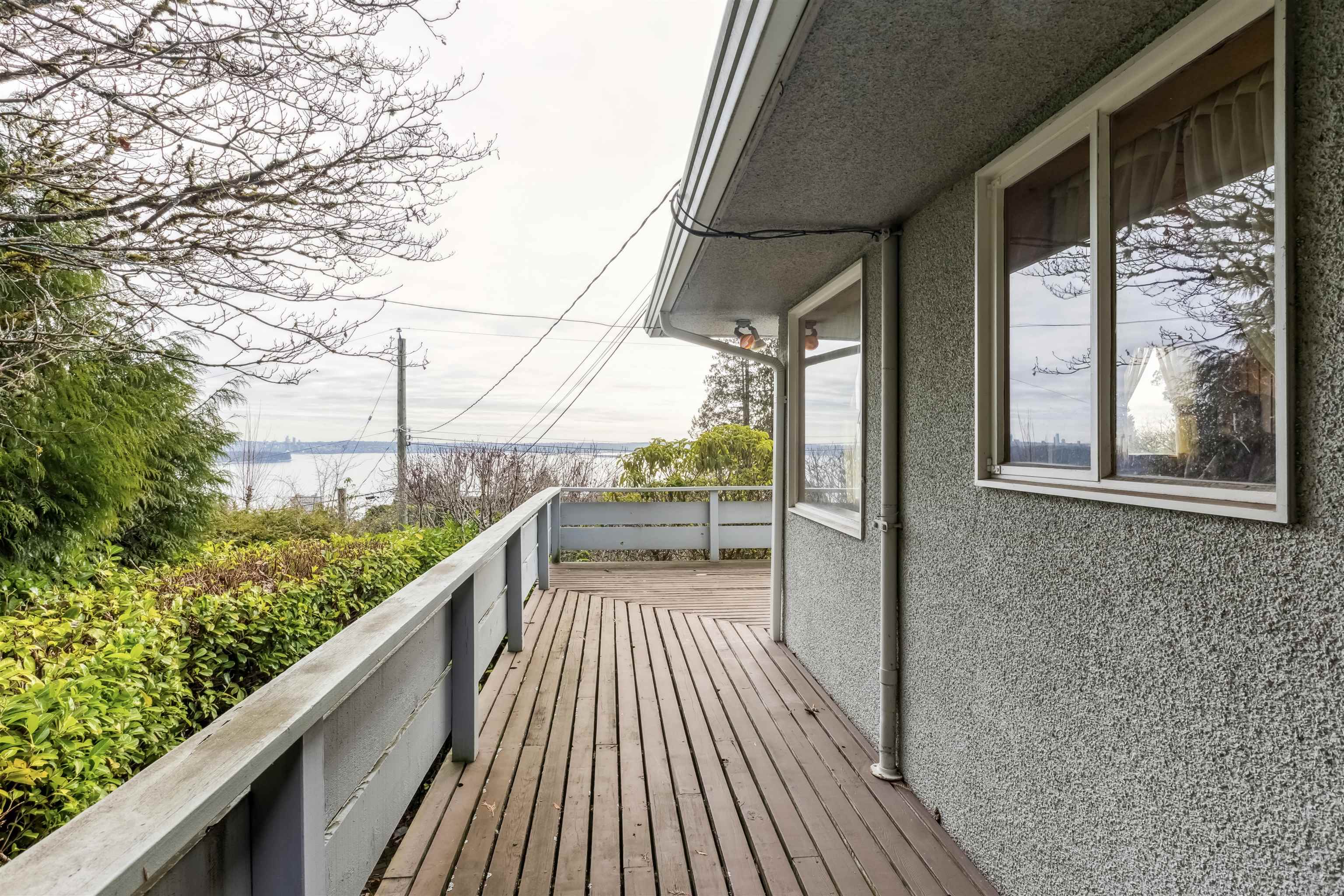 Listing image of 2575 QUEENS AVENUE